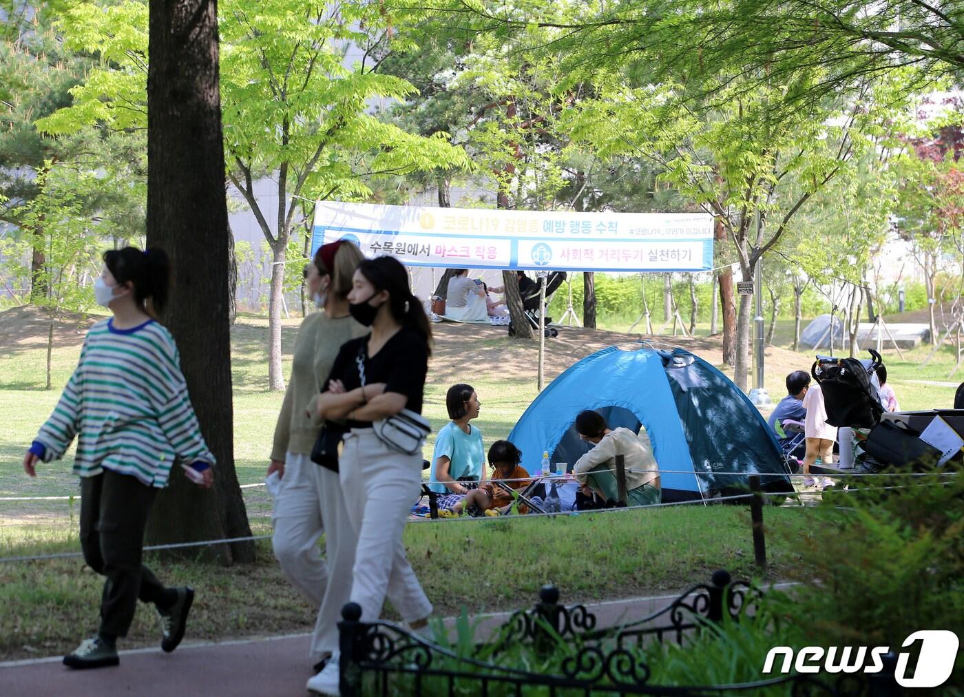 본문 이미지 - 18일 대전·충남은 대체로 맑은 가운데 아침 기온이 전날 대비 5도 가량 떨어져 쌀쌀할 것으로 예보됐다. 대전 서구 한밭수목원에 나들이 나온 시민들이 휴식을 취하고 있다. /뉴스1 ⓒ News1 김기태 기자