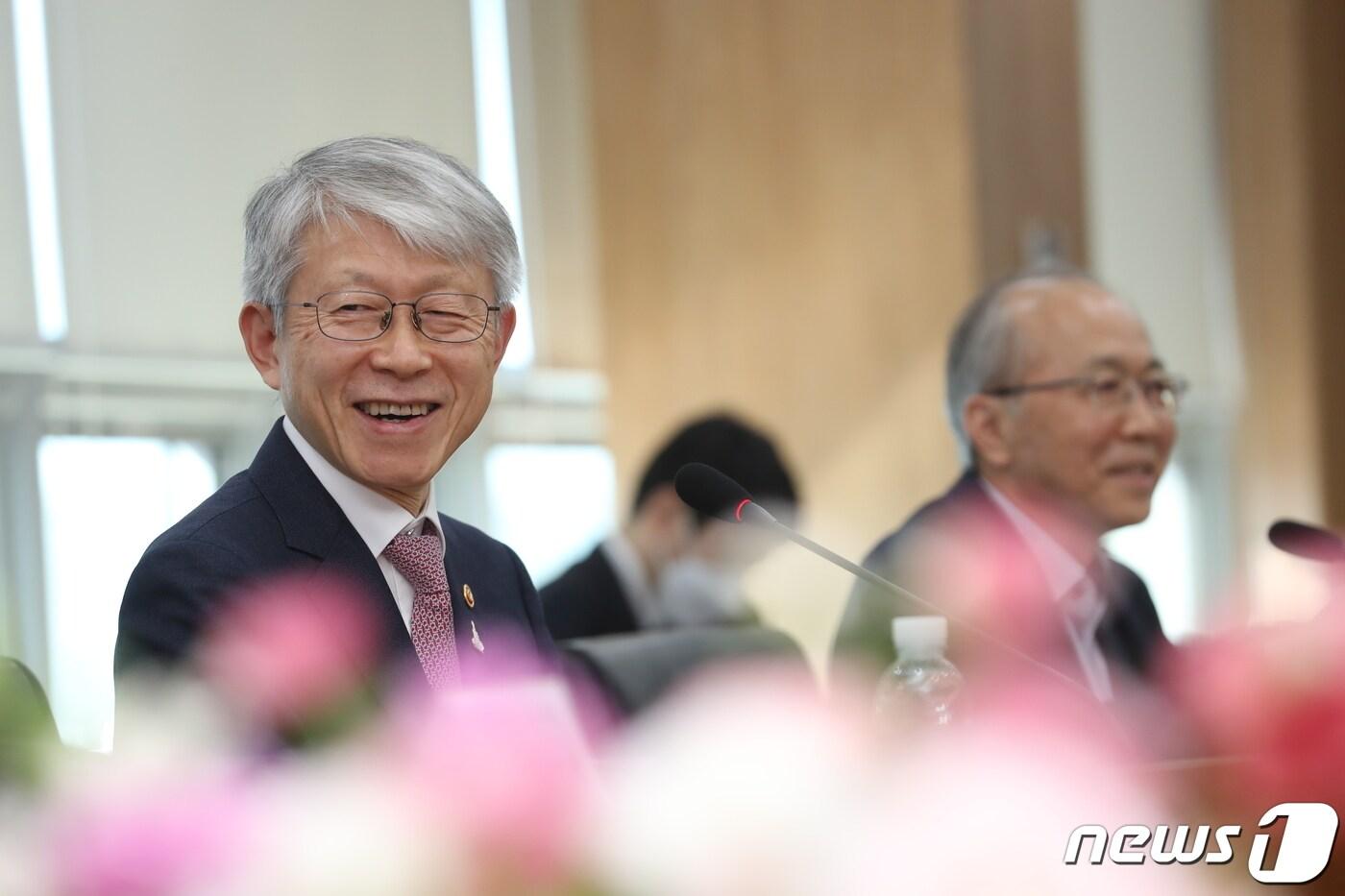 본문 이미지 - 최기영 과학기술정보통신부 장관(왼쪽)과 원광연 국가과학기술연구회(NST) 이사장. (과학기술정보통신부 제공) 2020.5.6/뉴스1