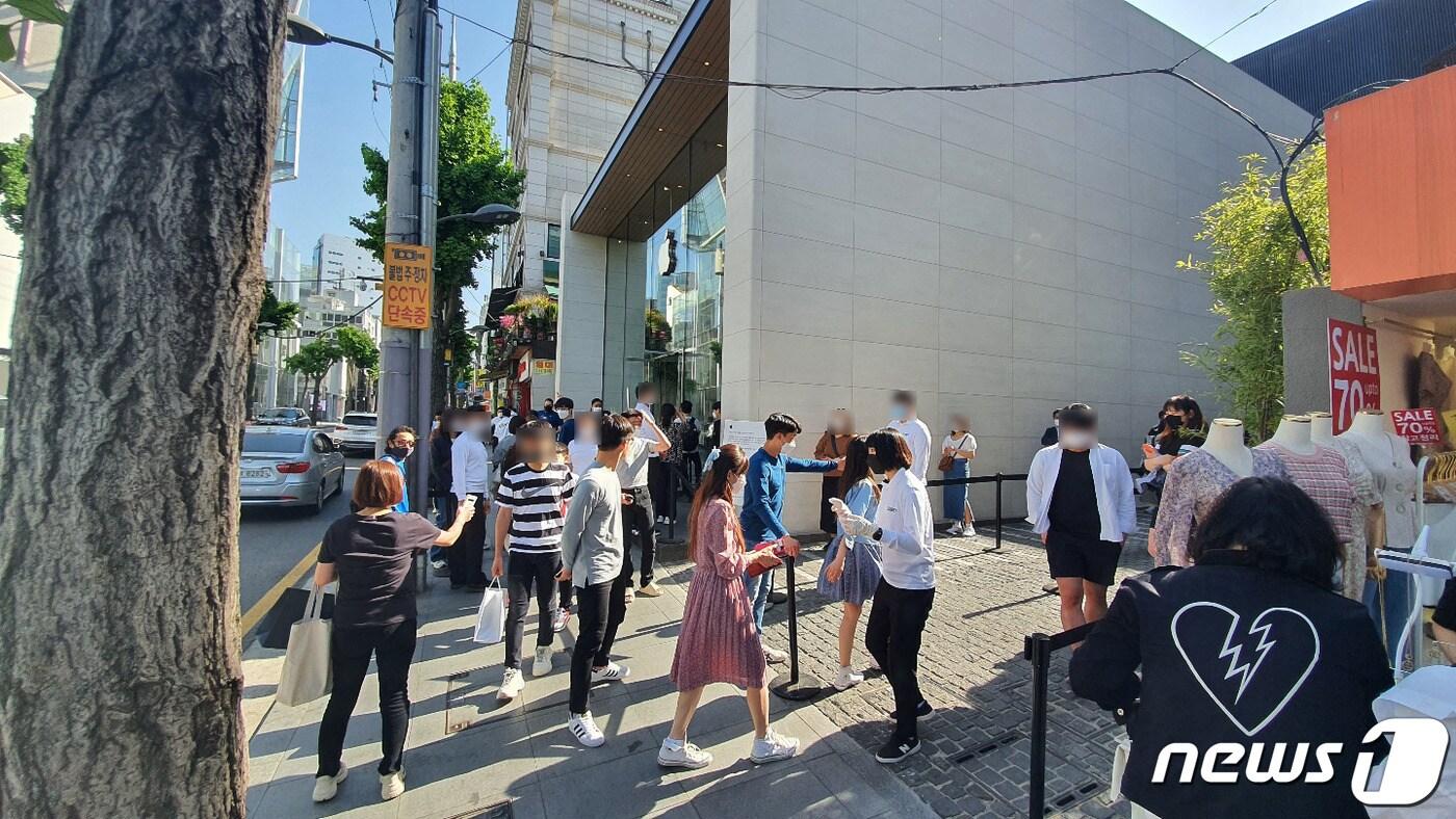 아이폰SE가 출시되는 6일 오후 3시쯤 애플스토어 가로수길점 앞에 구매를 기다리는 사람들이 줄을 서있다. 2019.05.06. /뉴스1 ⓒNews1 김정현 기자