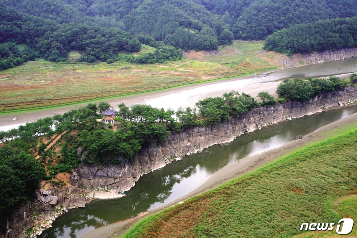 본문 이미지 - 충북 옥천군 군북면 추소리에 위치한 부소담악 (옥천군 제공)ⓒ 뉴스1