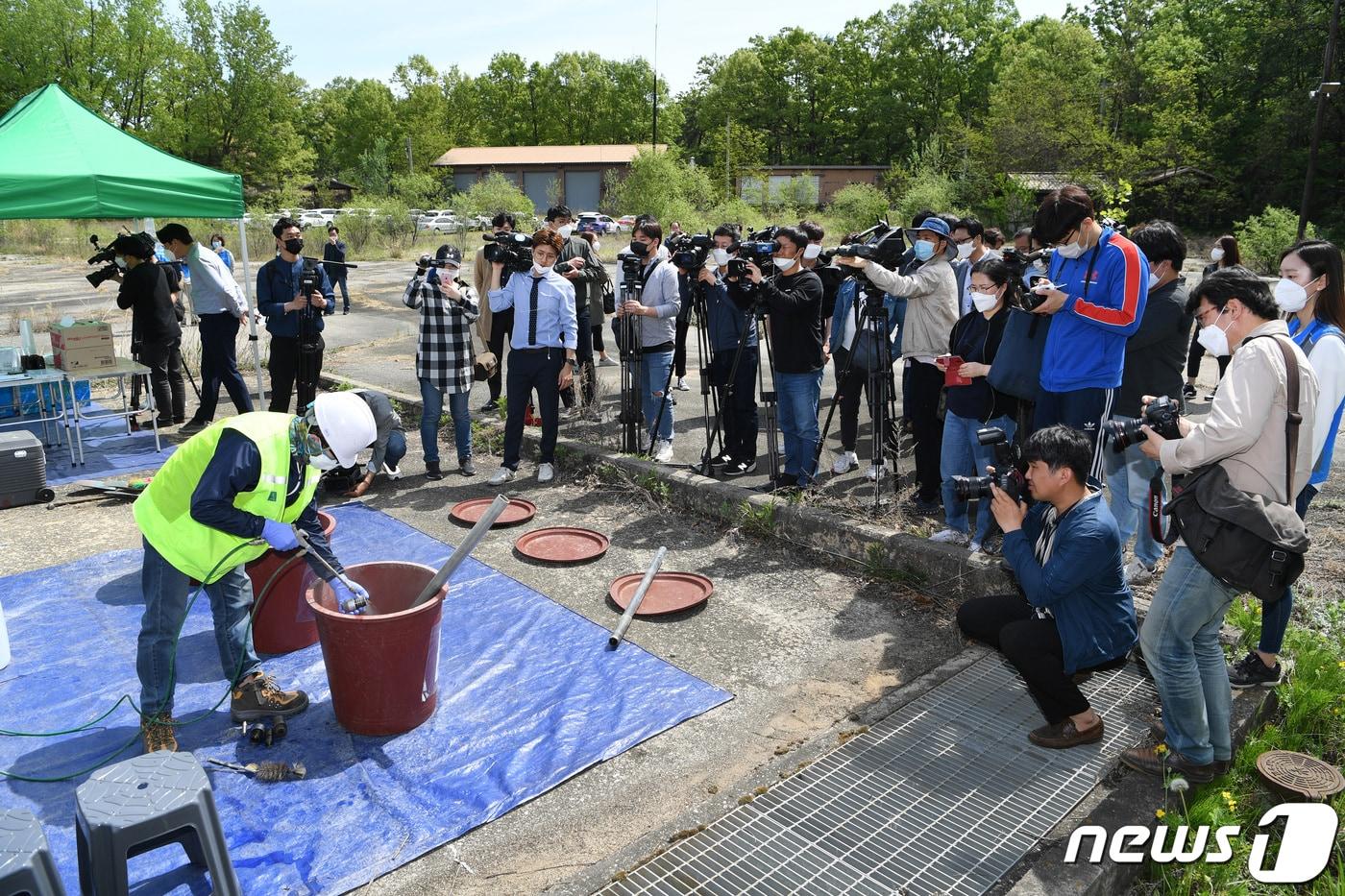본문 이미지 - 7일 국방부가 65년 만에 시민 품으로 돌아오는 강원도 원주시 태장동 옛 캠프 롱 미군기지에 대한 토양오염 조사를 벌이고 있다. 조사는 참여를 희망하는 시민들의 참관 가운데 진행됐다.(원주시 제공).2020.5.7/뉴스1
