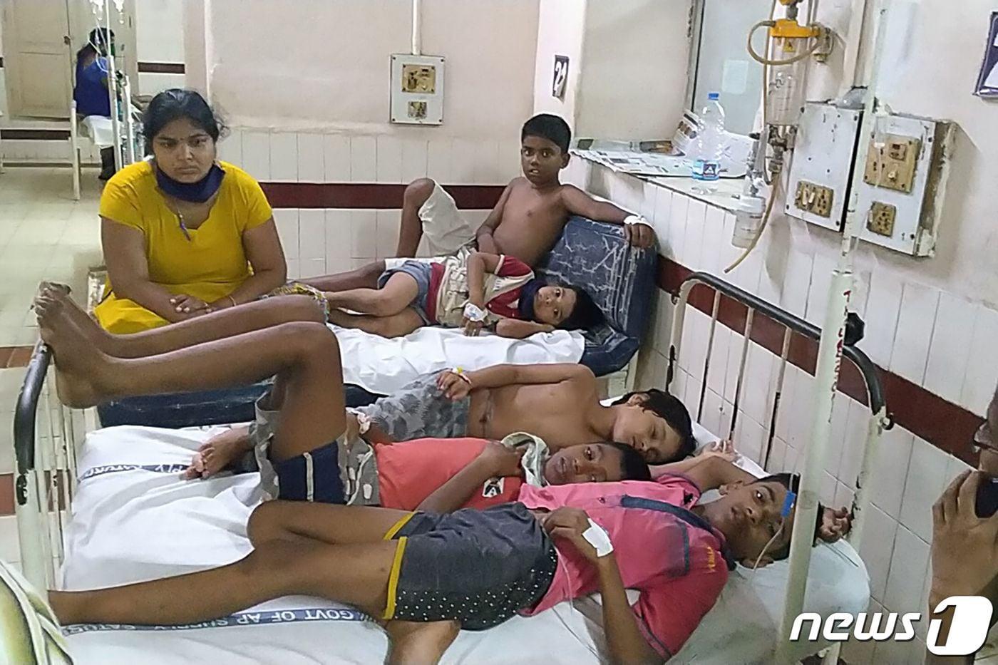 7일 인도 남부 안드라프라데시주 비사카파트남 인근 마을에서 일어난 가스 누출 사고로 어린이들이 병원에 입원해 있다. ⓒ AFP=뉴스1