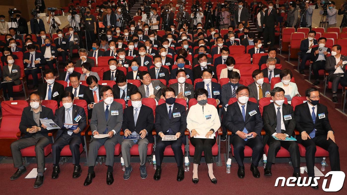 7일 오후 서울 여의도 국회 의원회관에서 열린 원내대표 선출을 위한 당선인 총회에서 참석자들이 자리하고 있다. 이번에 선출된 원내대표는 21대 국회 더불어민주당 첫 원내사령탑을 맡게된다. 왼쪽 세번재 부터 이낙연 코로나19국난극복위원장, 이해찬 대표, 이인영 원내대표, 김영주 선관위원장, 김태년, 전해철, 정성호 원내대표 후보. 2020.5.7/뉴스1 ⓒ News1 박세연 기자