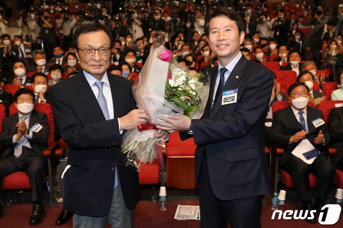 본문 이미지 - 이해찬 대표가 7일 오후 서울 여의도 국회 의원회관에서 열린 원내대표 선출을 위한 당선인 총회에서 이인영 원내대표에게 꽃다발을 전달하고 있다. 이번에 선출된 원내대표는 21대 국회 더불어민주당 첫 원내사령탑을 맡게된다. 2020.5.7/뉴스1 ⓒ News1 박세연 기자