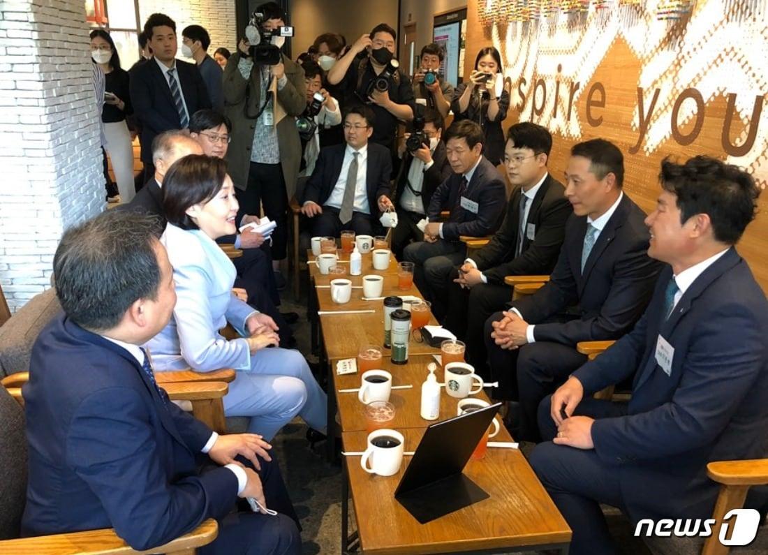 본문 이미지 - 7일 오후 서울 성동구 스타벅스 성수역점에서 박영선 중소벤처기업부장관(왼쪽 두번째)과 송호섭 스타벅스코리아 대표이사(오른쪽 두번째) 등이 모여 대화를 나누고 있다. ⓒ 뉴스1 문대현 기자
