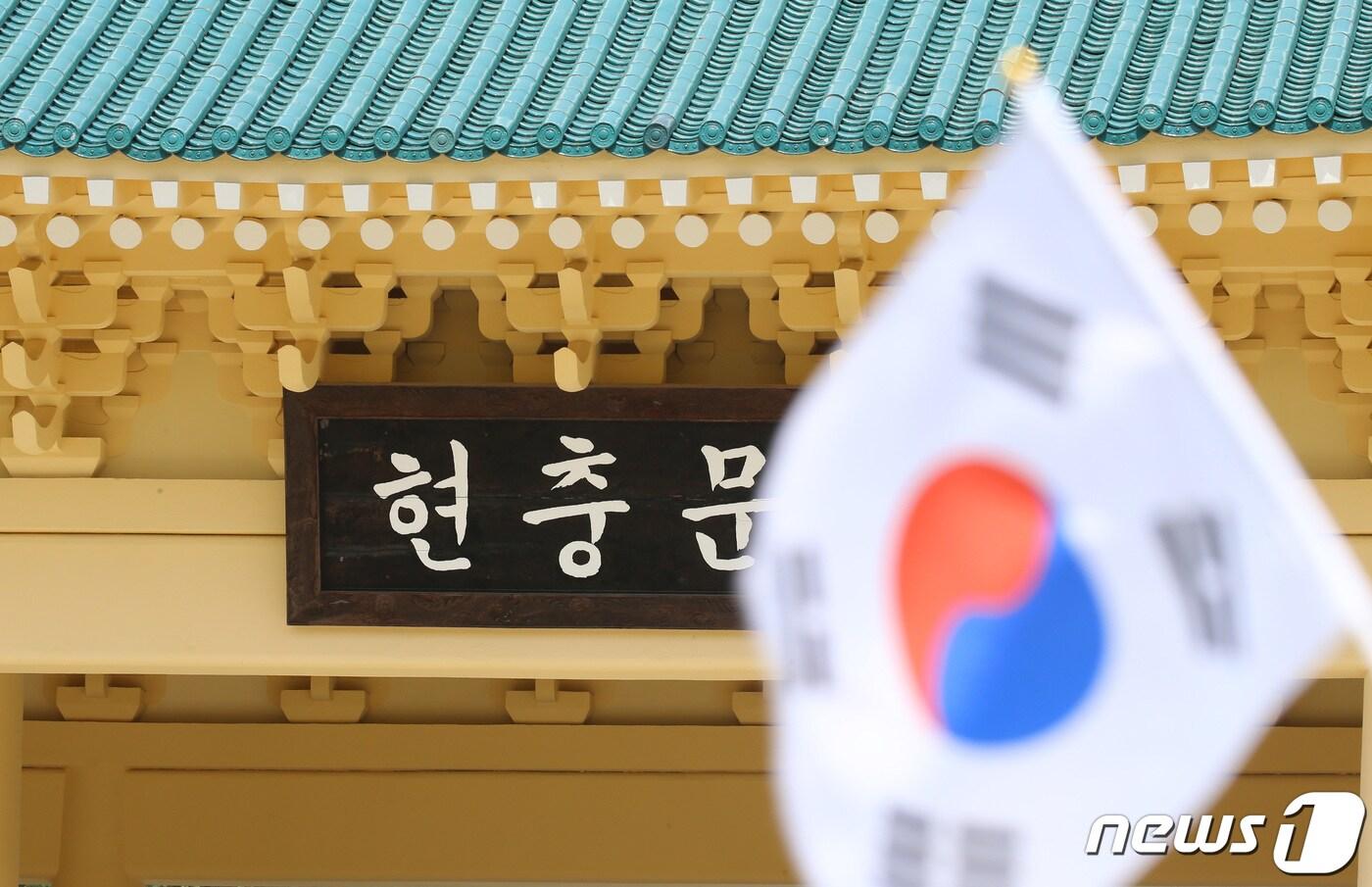 본문 이미지 - 대전 유성구 국립대전현충원 현충문에 걸려 있는 전두환의 친필 현판 . 2020.5.7/뉴스1 ⓒ News1 김기태 기자