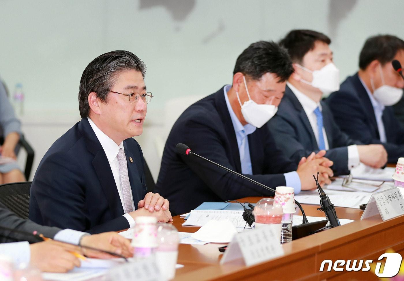 본문 이미지 - 정승일 산업통상자원부 차관이 7일 오후 서울 종로구 KT빌딩 일자리위원회 대회의실에서 열린 노후거점산업단지 경쟁력강화추진위원회에서 발언하고 있다. 2020.05.07 (산업통상자원부 제공) ⓒ 뉴스1