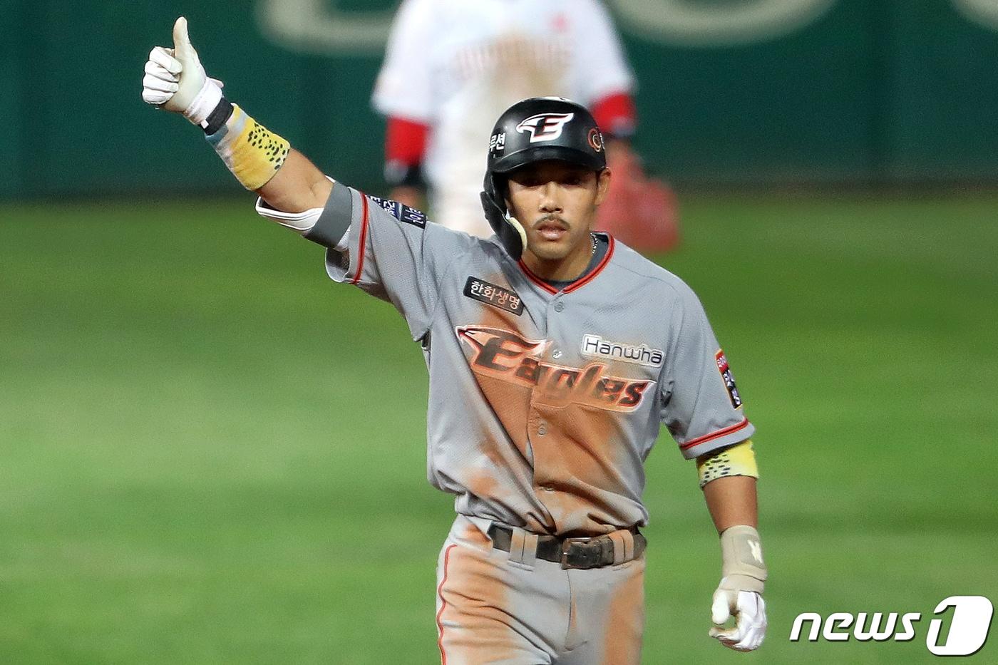 7일 오후 인천 SK행복드림구장에서 열린 프로야구 2020 신한은행 SOL KBO리그 한화 이글스와 SK 와이번스의 경기 6회초 2사 주자 1,2루 상황에서 한화 이용규가 1타점 역전 적시타를 친 뒤 엄지손가락을 높이 치켜세우고 있다. 2020.5.7/뉴스1 ⓒ News1 민경석 기자