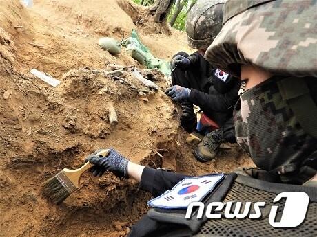 본문 이미지 - 군 장병이 지난 2일 비무장지대(DMZ) 화살머리고지 남측 지역에서 유해발굴 작업을 하고 있다.(국방부 제공) ⓒ 뉴스1