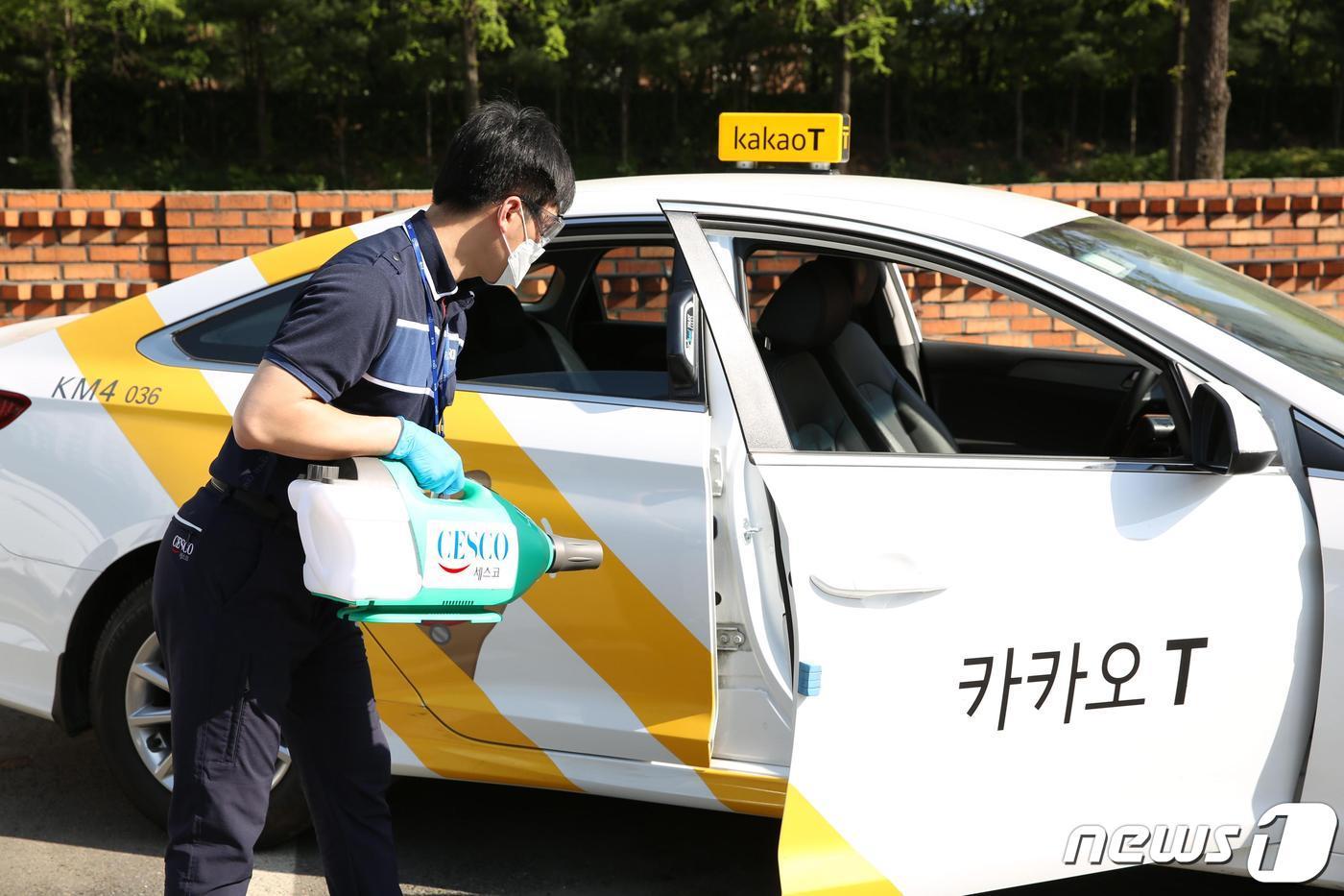 카카오모빌리티는 세스크와 전국 '카카오T블루' 차량 바이러스 케어 나섰다고 밝혔다. (카카오모빌리티 제공) ⓒ 뉴스1