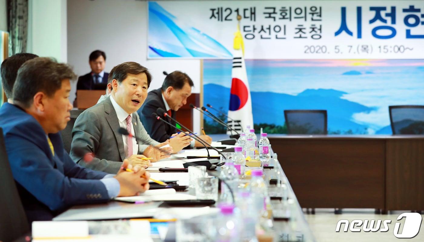본문 이미지 - 이철규 국회의원 당선인(왼쪽 두 번째)이 지난 7일 강원 태백시청 소회의실에서 열린 제21대 국회의원 당선인 초청 시정현안 간담회에서 발언하고 있다. (태백시청 제공) 2020.5.8/뉴스1 ⓒ News1 