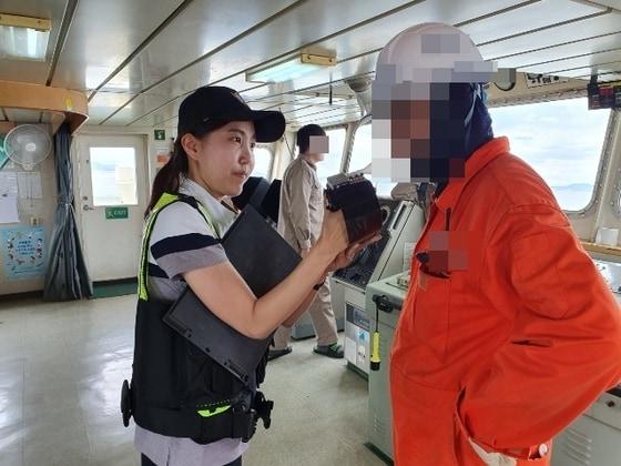 본문 이미지 - 군산해경이 다중이용선박을 비롯해 화물선, 어선 등 모든 선박을 대상으로 음주운항 단속을 실시하고 있다.ⓒ 뉴스1