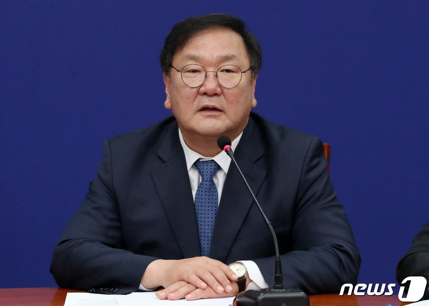 본문 이미지 - 김태년 더불어민주당 신임원내대표가 8일 오전 서울 여의도 국회에서 열린 최고위원회의에서 모두발언을 하고 있다. 이 원내대표는 모두발언에서 "오늘 미래통합당 원내대표가 선출된다, 정쟁이 아닌 대화와 협치로 일하는 국회 만들겠다＂고 밝혔다. 2020.5.8/뉴스1 ⓒ News1 박세연 기자