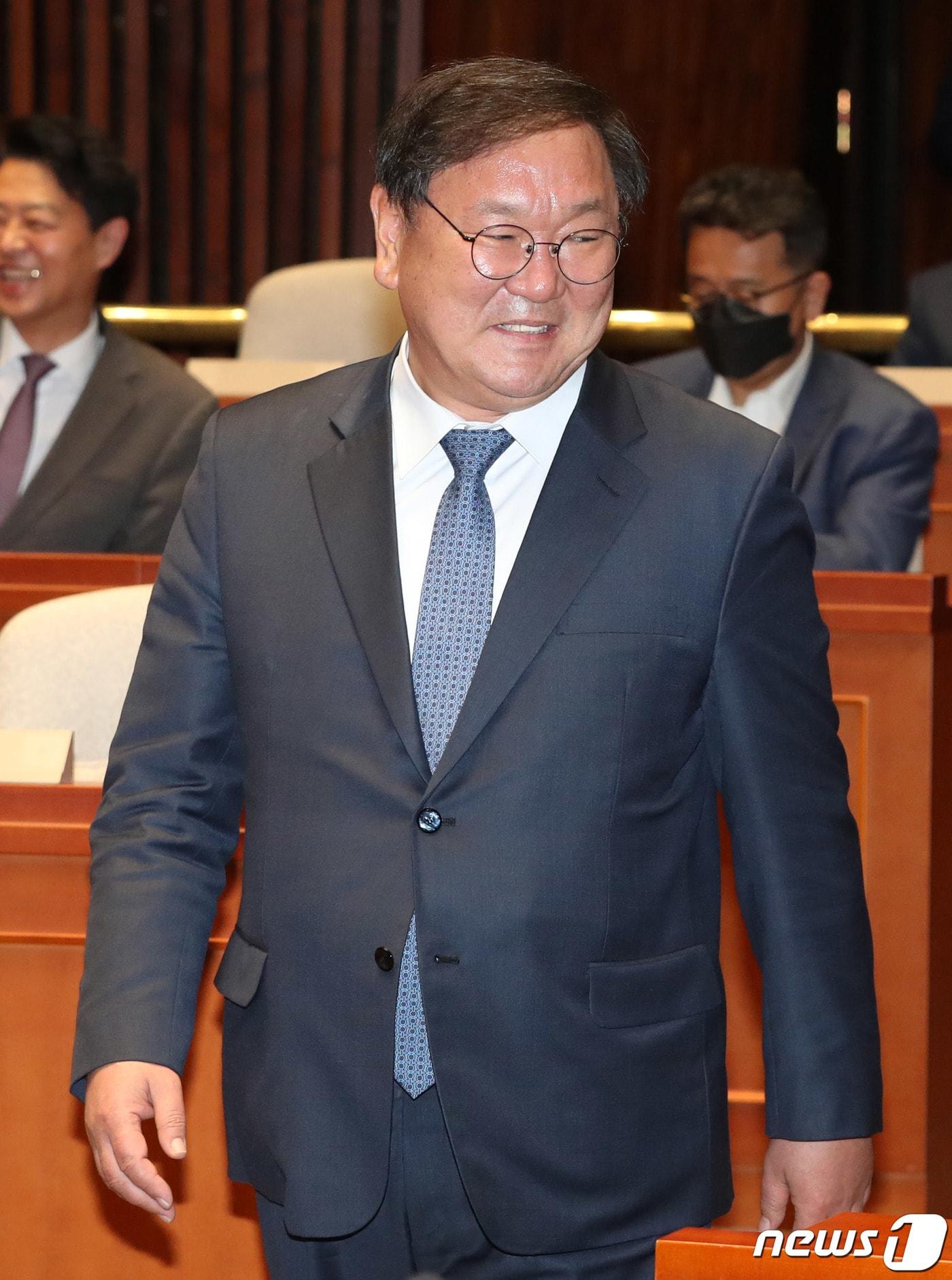 본문 이미지 - 김태년 더불어민주당 원내대표가 8일 오후 서울 여의도 국회에서 열린 의원총회에 참석하고 있다. 2020.5.7/뉴스1 ⓒ News1 박세연 기자