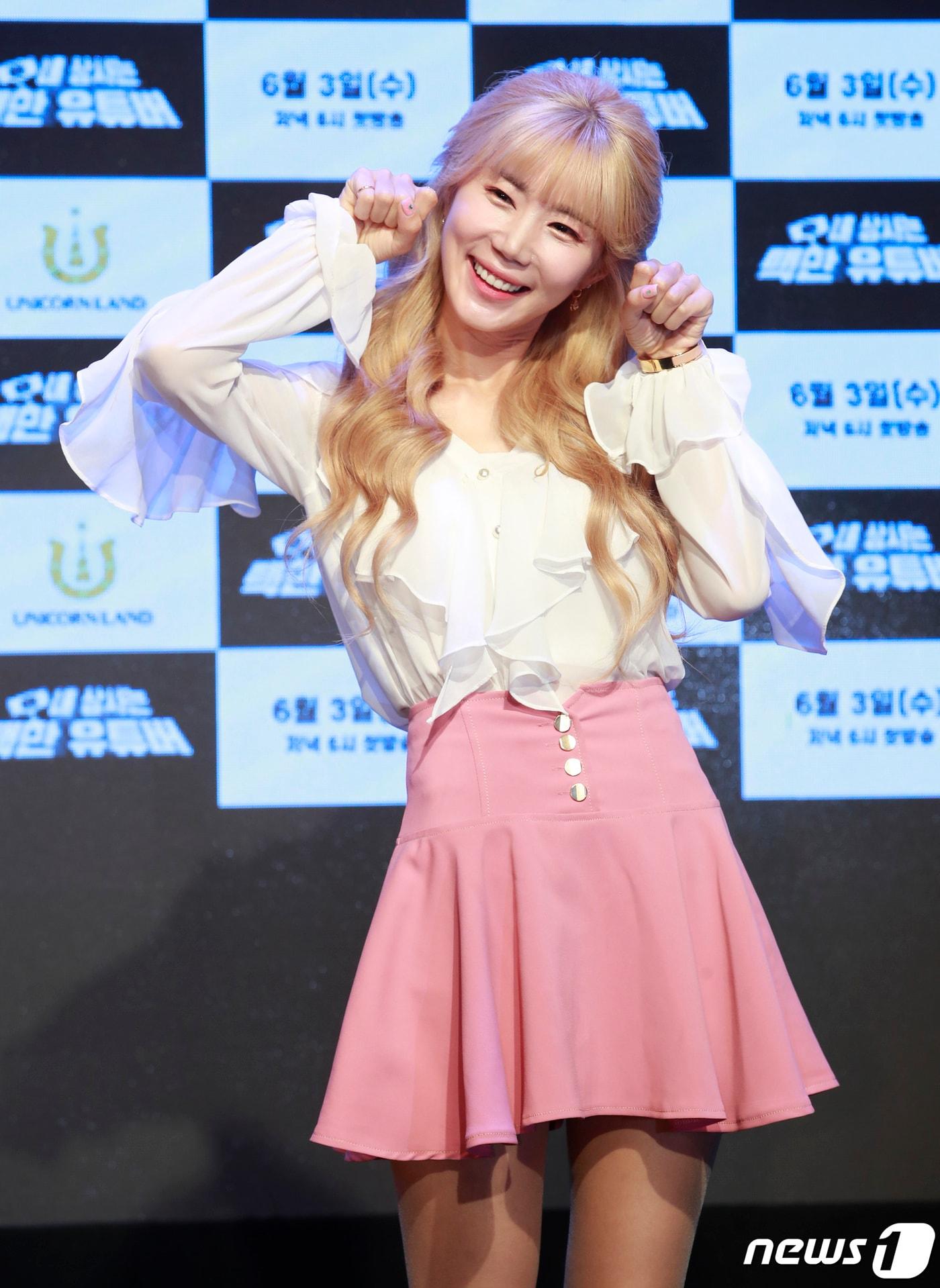 본문 이미지 - 유튜버 꽃빈이 1일 오전 서울 용산구 아이파크몰 팝콘 D스퀘어에서 열린 웹드라마 ‘내 상사는 백만 유튜버’ 제작발표회에 참석해 포즈를 취하고 있다. ‘내상백유’는 실제로 백만 구독자를 보유하고 있는 유튜버들이 주연 배우로 출연, 대기업 홍보팀의 직원이 되어 제품을 홍보하고 회사 매출을 올리기 위해 고군분투하는 내용을 그린다. 2020.6.1/뉴스1 ⓒ News1 권현진 기자