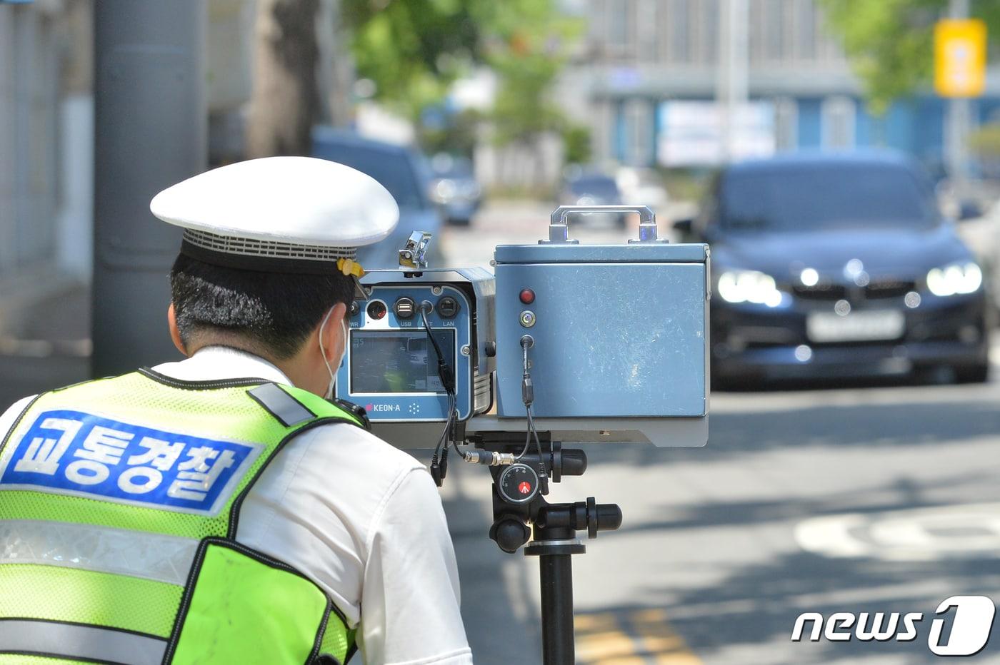 교통경찰관들이 시내 스쿨 존(어린이보호구역)에서 규정 속도위반 차량을 단속하고 있다. / 뉴스1 DB 