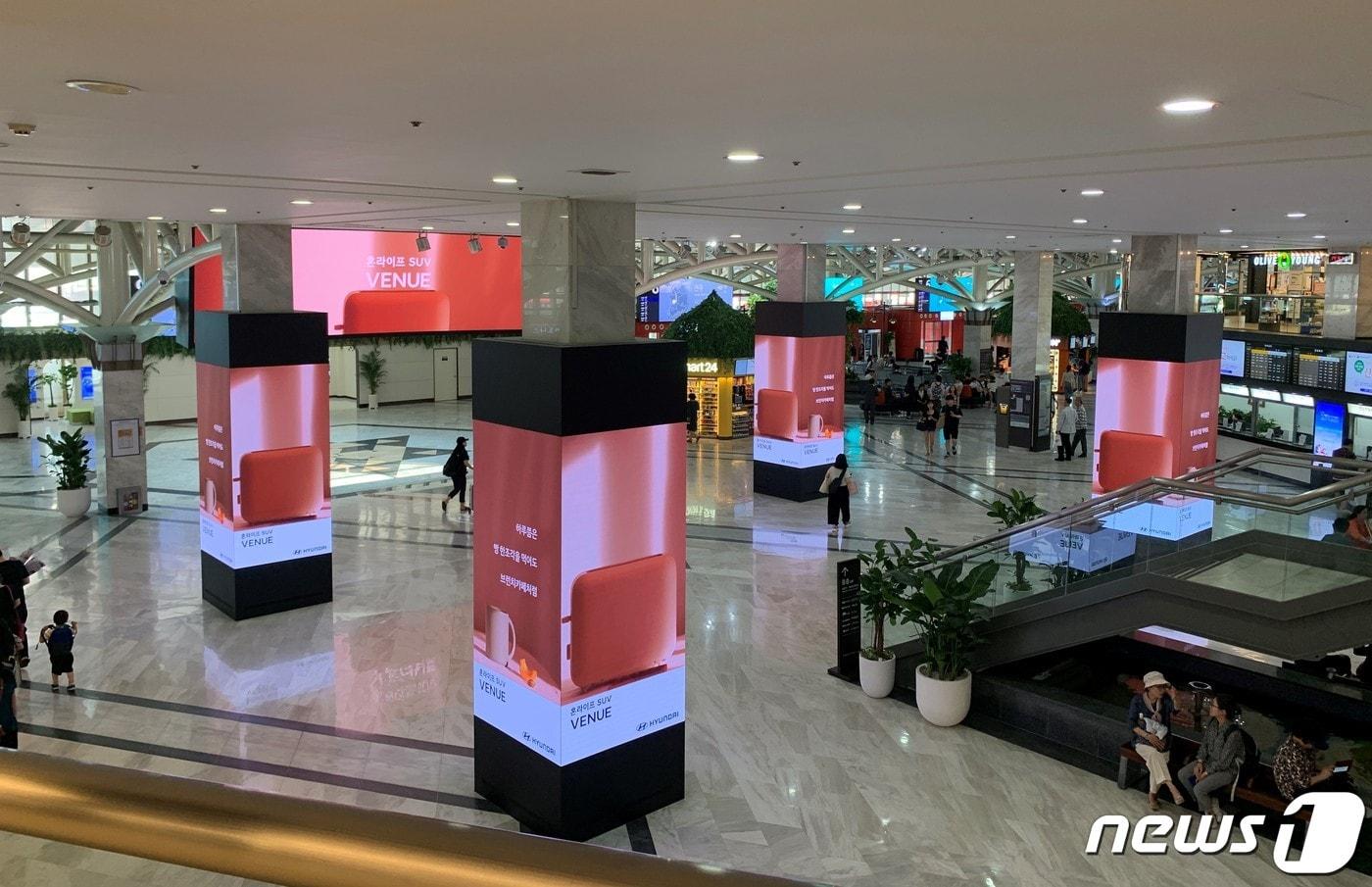 이노션 월드와이드가 운영하는 서울 센트럴시티 디지털 사이니지의 모습. 이노션은 2019년 디지털 트랜스포메이션 전략의 일환으로 센트럴시티 광고매체를 전면 디지털화했다.(이노션 제공) ⓒ 뉴스1