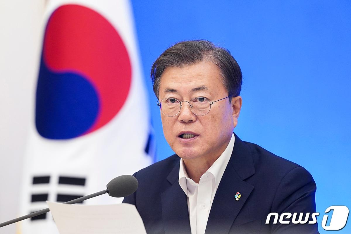 본문 이미지 - 문재인 대통령이 1일 오후 청와대에서 열린 제6차 비상경제회의를 주재하고 있다. (청와대 제공) 2020.6.1/뉴스1