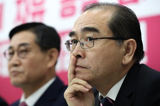 본문 이미지 - 태영호 미래통합당 의원이 지난 10일 오전 서울 여의도 국회에서 열린 긴급안보간담회에서 생각에 잠겨 있다. ⓒ News1 