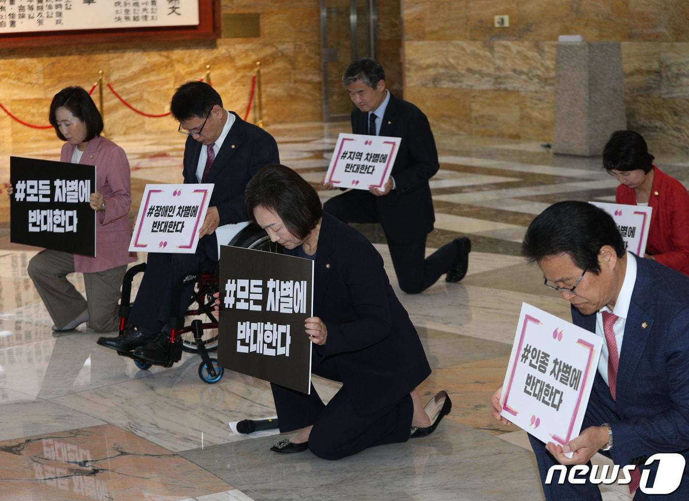 본문 이미지 - 10일 오전 서울 여의도 국회 로텐더홀에서 한무경 의원을 비롯한 미래통합당 의원들이 백인 경찰에 의해 숨진 흑인 남성 조지 플로이드를 추모하고 모든 차별에 반대한다는 의미로 무릎을 꿇고 있다. 2020.6.10/뉴스1 ⓒ News1 신웅수 기자