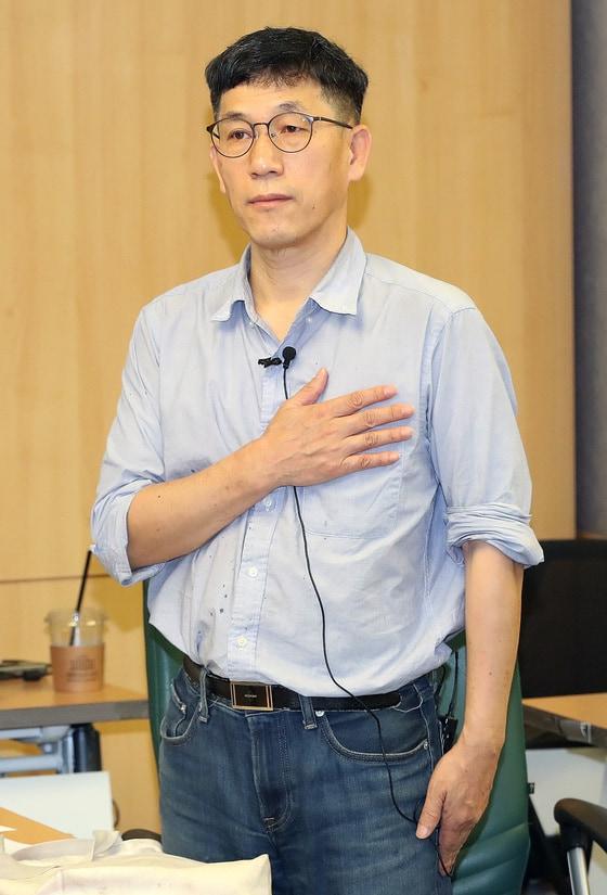 본문 이미지 - 진중권 전 동양대 교수가 지난 6월 10일 국민의당 '온 국민 공부방' 강연에 앞서 국민의례를 하고 있다. ⓒ News1 