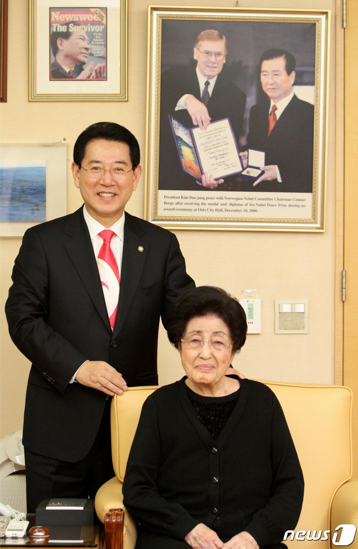 본문 이미지 - 이희호 여사, 김영록 지사.(전남도 제공. 재판매 및 DB금지)2020.6.10/뉴스1DB