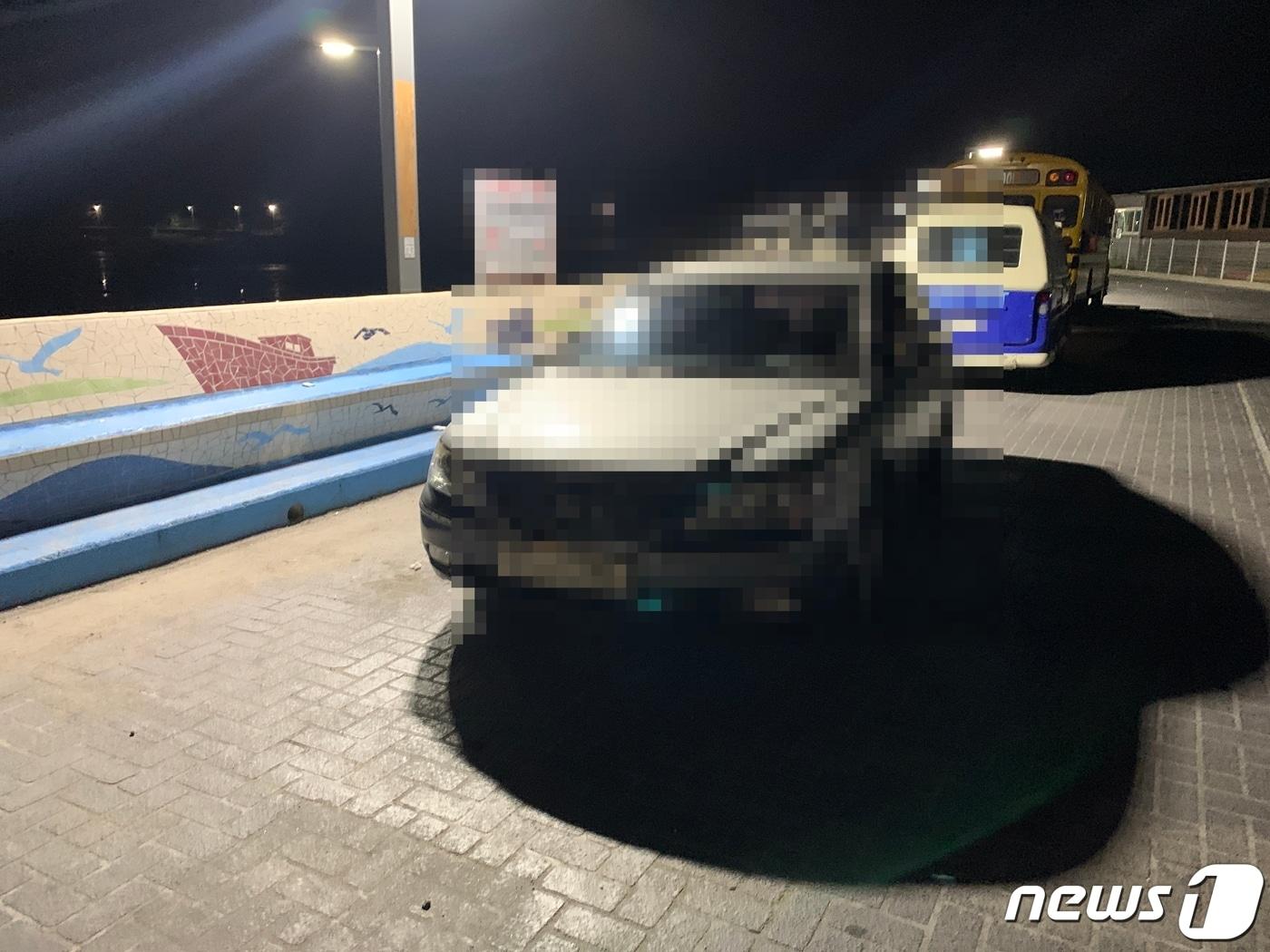 본문 이미지 - 새만금 고군산대교에서 바다에 추락한 것으로 추정되는 여성이 타던 승용차. /ⓒ 뉴스1