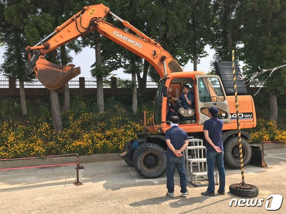 본문 이미지 - 전북 고창군 전북대 평생학습 아카데미.  굴삭기 자격증 취득과정 교육ⓒ 뉴스1