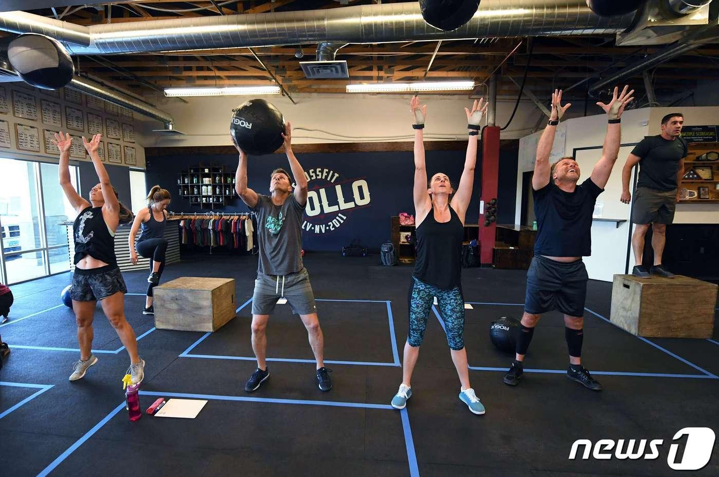 본문 이미지 - 미국 라스베이거스의 한 체육관에서 크로스핏을 하고 있는 사람들  ⓒ AFP=뉴스1