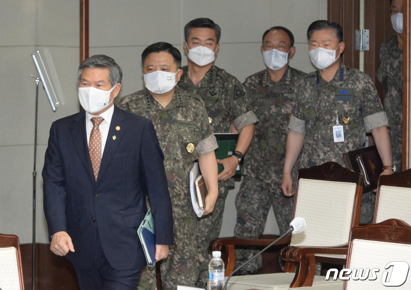 10일 오전 국방부에서 열린 2020년 전반기 전국주요지휘관회의에서 정경두 국방장관이 입장하고 있다. 2020.6.10/뉴스1 ⓒ News1 사진공동취재단
