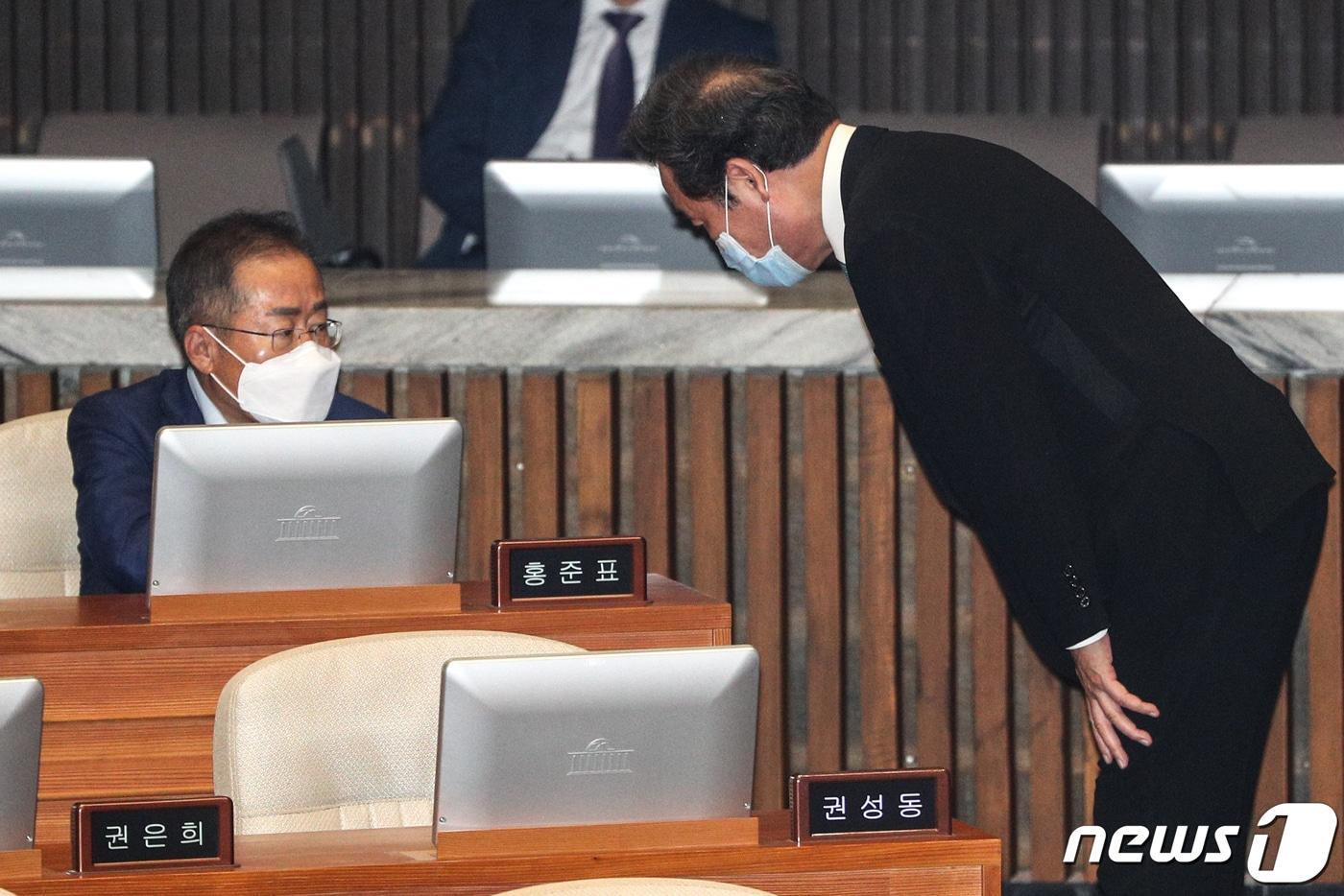 본문 이미지 - 2020년 6월 10일 이낙연 국난극복위원장이 서울 여의도 국회에서 열린 제379회 국회(임시회) 제3차 본회의에서 무소속 홍준표 의원 자리를 찾아가 인사하고 있다. 2020.6.10 ⓒ 뉴스1 DB