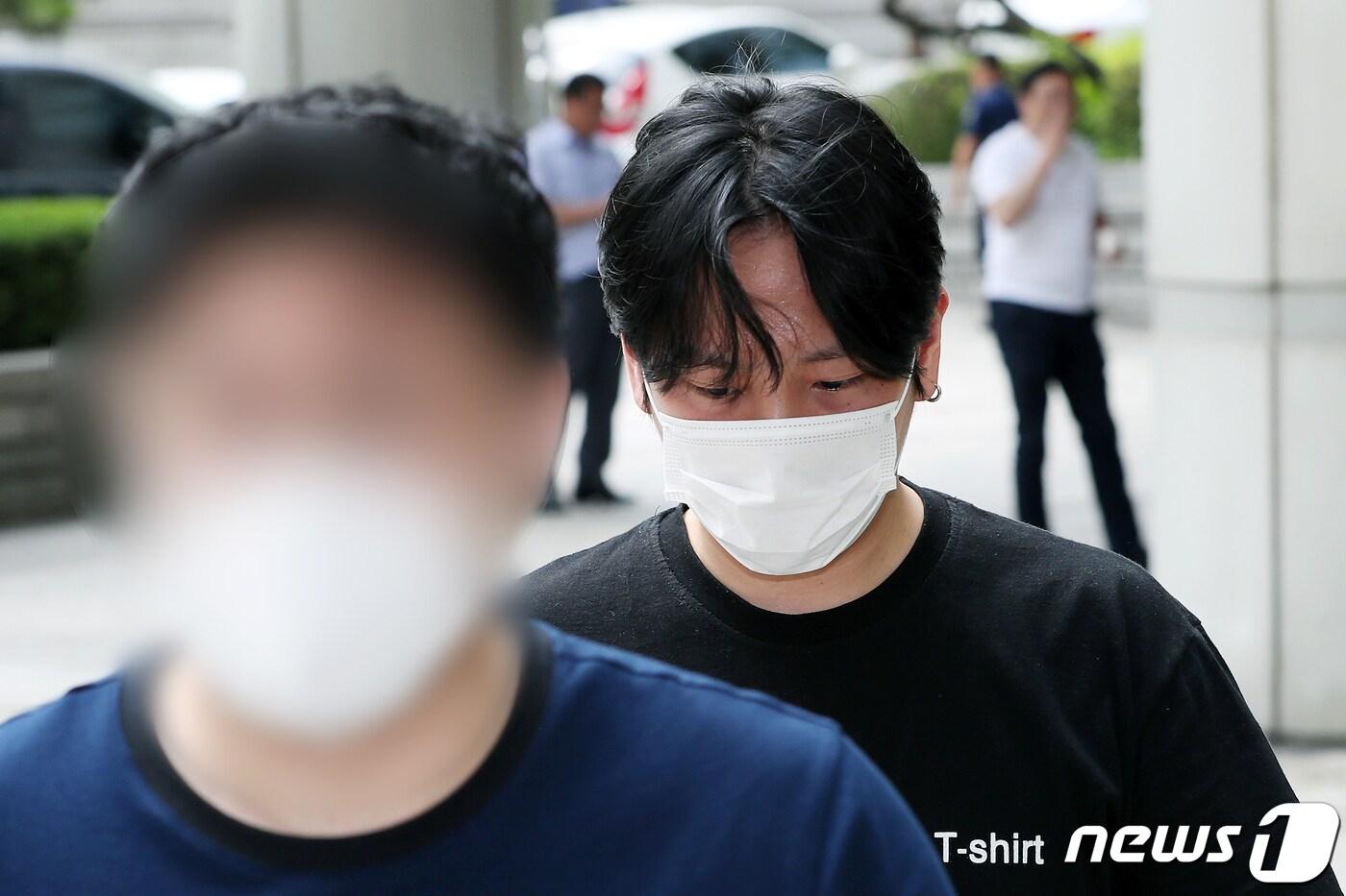 본문 이미지 - 20대 여성을 성추행한 혐의로 재판에 넘겨진 그룹 B.A.P 멤버 힘찬(김힘찬)이 10일 오후 서울 서초구 서울중앙지방법원에서 열린 강제추행 관련 7차 공판기일에 출석하고 있다. 2020.6.10/뉴스1 ⓒ News1 이동해 기자