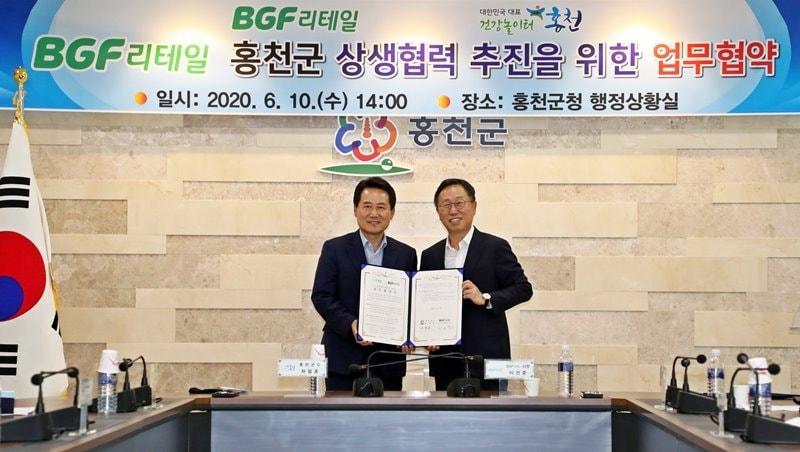 본문 이미지 - BGF리테일 이건준 대표이사(오른쪽)와 허필홍 홍천군수가 업무협약 기념촬영을 하고 있다 ⓒ 뉴스1