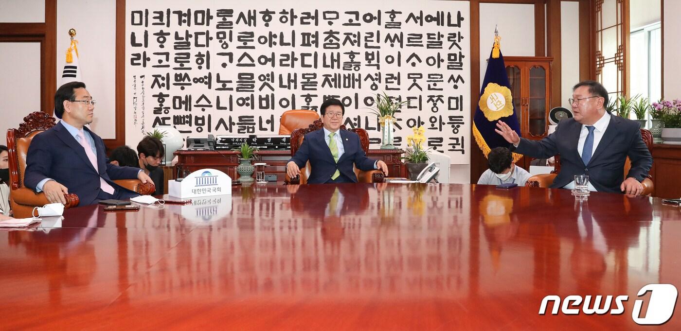 본문 이미지 - 11일 오전 국회의장실에서 열린 여야 원내대표 회동에서 박병석 국회의장(가운데)이 발언하고 있다. 오른쪽부터 김태년 더불어민주당 원내대표, 박 의장, 주호영 미래통합당 원내대표. 2020.6.11/뉴스1 ⓒ News1 신웅수 기자