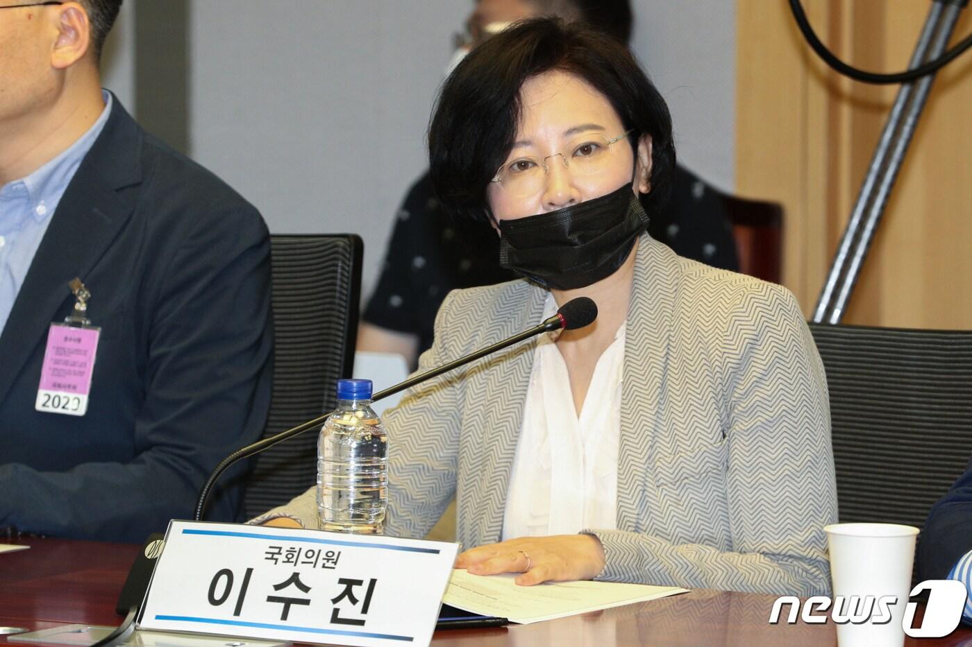 이수진 더불어민주당 의원이 11일 서울 여의도 국회 의원회관에서 열린 '기업주도 벤처 캐피탈 CVC 활성화 토론회'에 참석해 있다. 2020.6.11/뉴스1 ⓒ News1 성동훈 기자