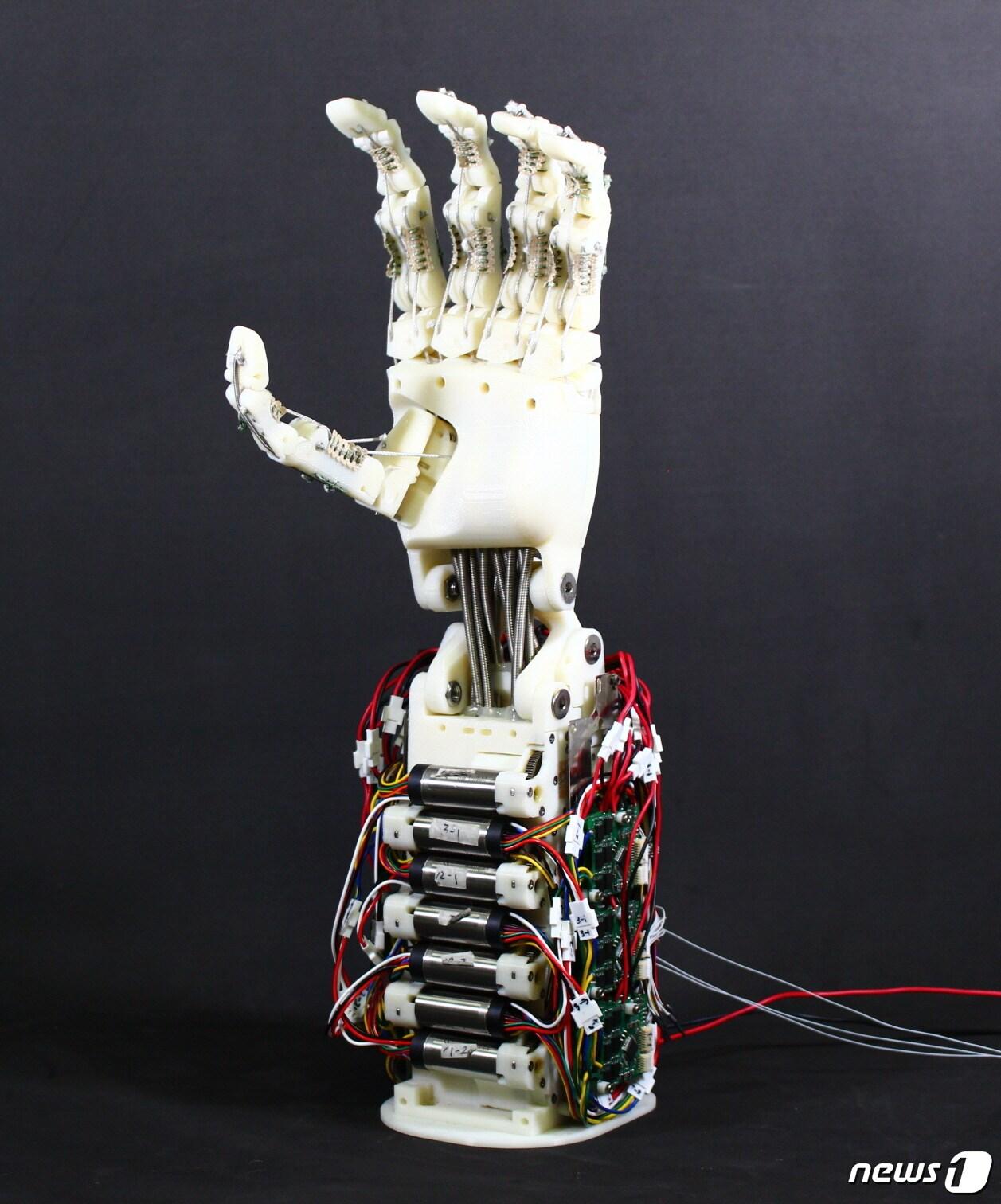 본문 이미지 - 김용재 교수 연구팀이 개발한 로봇손 'FLLEX hand'ⓒ 뉴스1