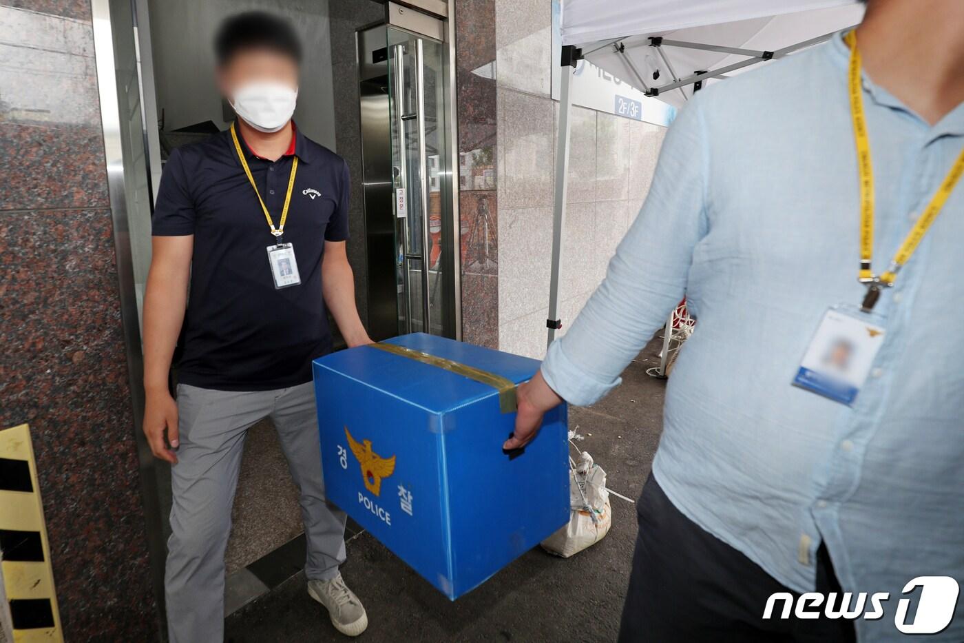 아파트 분양 과정에서 80억대 사기 의혹을 수사하던 경찰이 지난달 11일 오전 광주 동구 지산동지역주택조합 사무실을 압수수색을 마친 뒤 압수물품을 옮기고 있다. /뉴스1 DB ⓒ News1