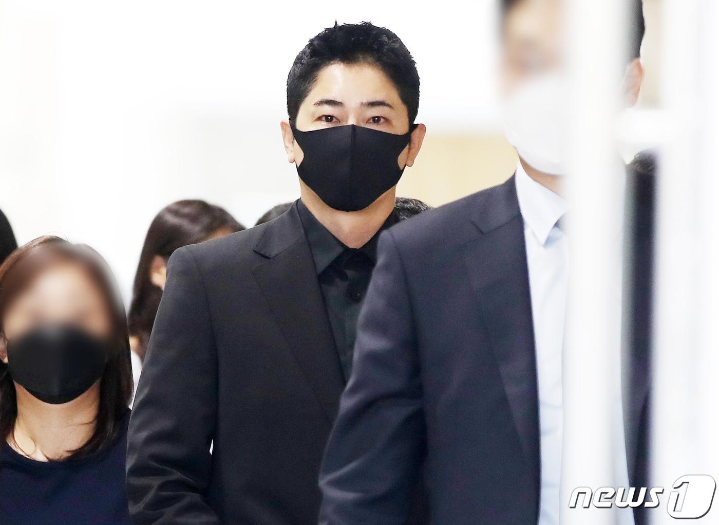 본문 이미지 - 성폭행 혐의로 재판에 넘겨졌지만, 징역형의 집행유예를 선고받고 풀려난 배우 강지환(43·본명 조태규)이 11일 오후 경기도 수원시 영통구 수원고등법원에서 열린 항소심 선고 공판을 마치고 차량에 탑승하기 위해 이동하고 있다. 2020.6.11/뉴스1 ⓒ News1 조태형 기자