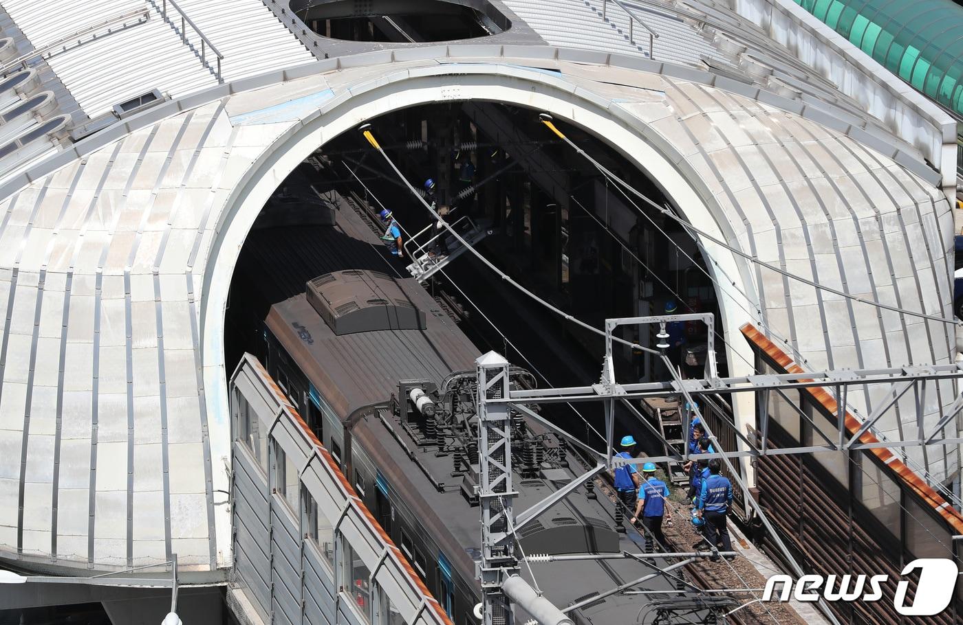 전동차가 추돌사고로 멈춰선 11일 오후 서울 노원구 지하철 4호선 상계역에서 관계자들이 사고 복구작업을 하고 있다. . 2020.6.11/뉴스1 ⓒ News1 박지혜 기자