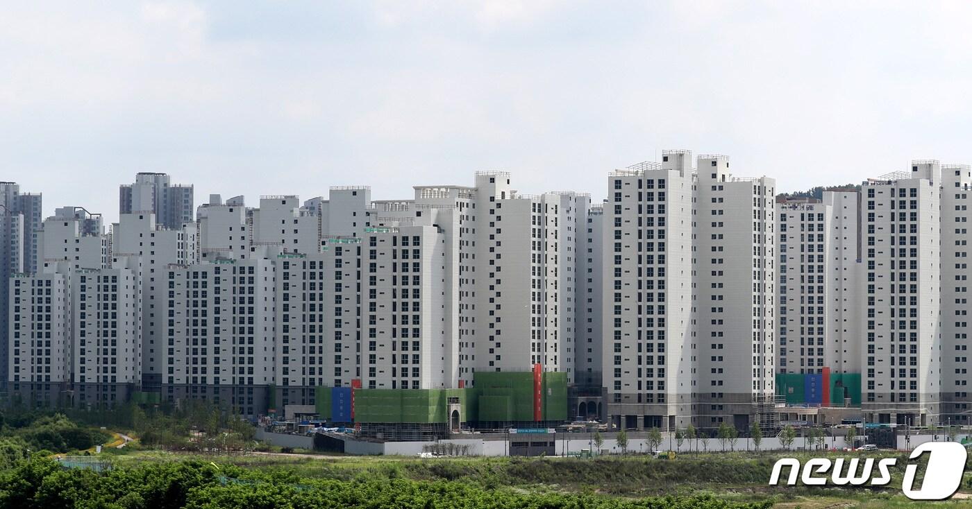 본문 이미지 - 완공을 앞두고 마무리 공사가 진행중인 대전 서구 도안동 한 아파트 단지.(기사와 관련 없음)ⓒ News1 김기태 기자