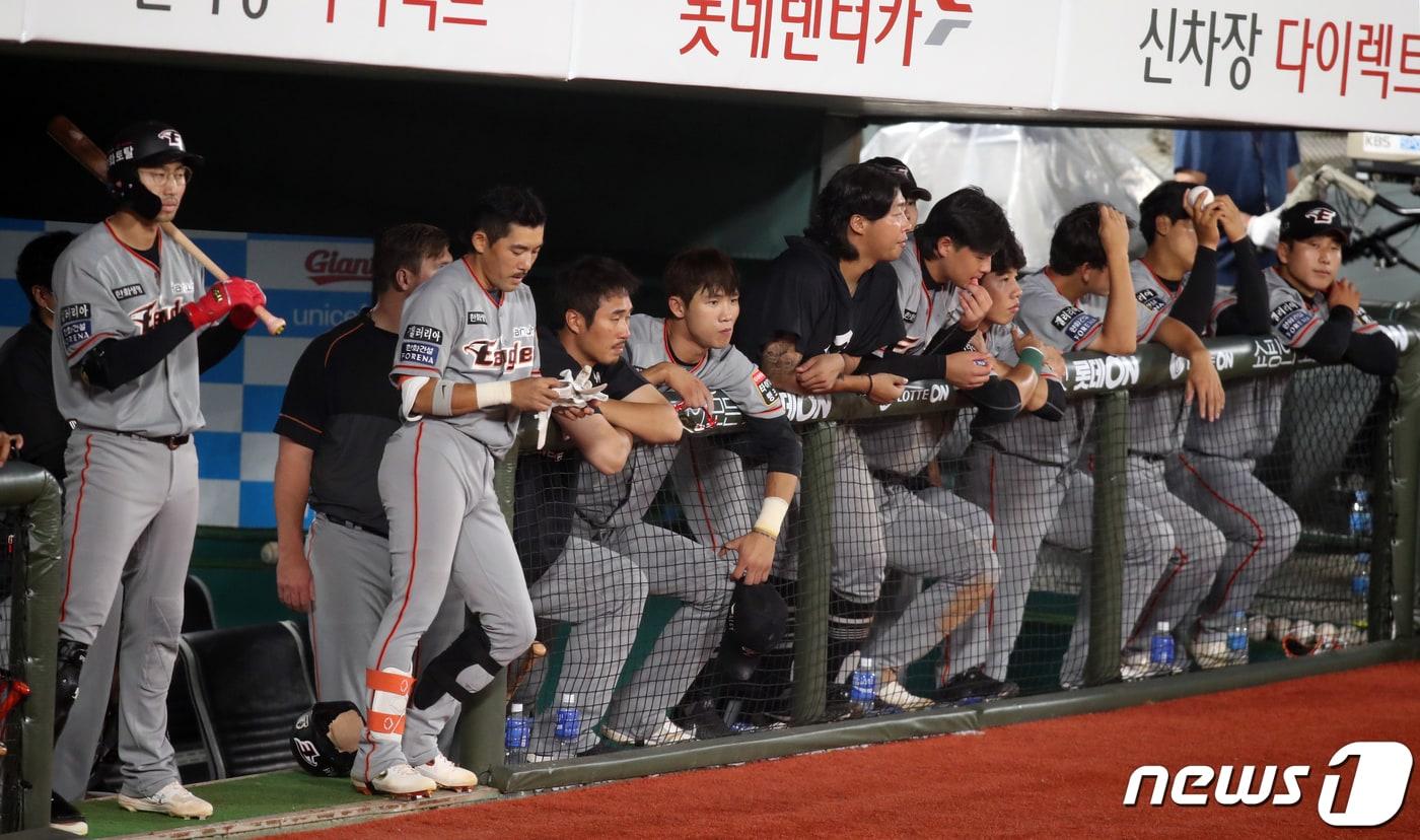 11일 오후 부산 사직야구장에서 열린 2020 프로야구 신한은행 SOL KBO리그 롯데 자이언츠와 한화 이글스 경기에서 9회초 5대0으로 경기가 뒤지고 있자 한화 선수들이 고개를 숙이고 있다. 2020.6.11/뉴스1 ⓒ News1 여주연 기자