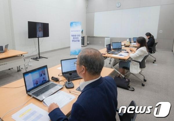 본문 이미지 - 남부발전 면접관들이 체험형 인턴 지원자와 화상 연결을 통해 실무면접을 진행하고 있다. (남부발전 제공) (사진은 기사 내용과 직접적인 관련 없음) ⓒ 뉴스1