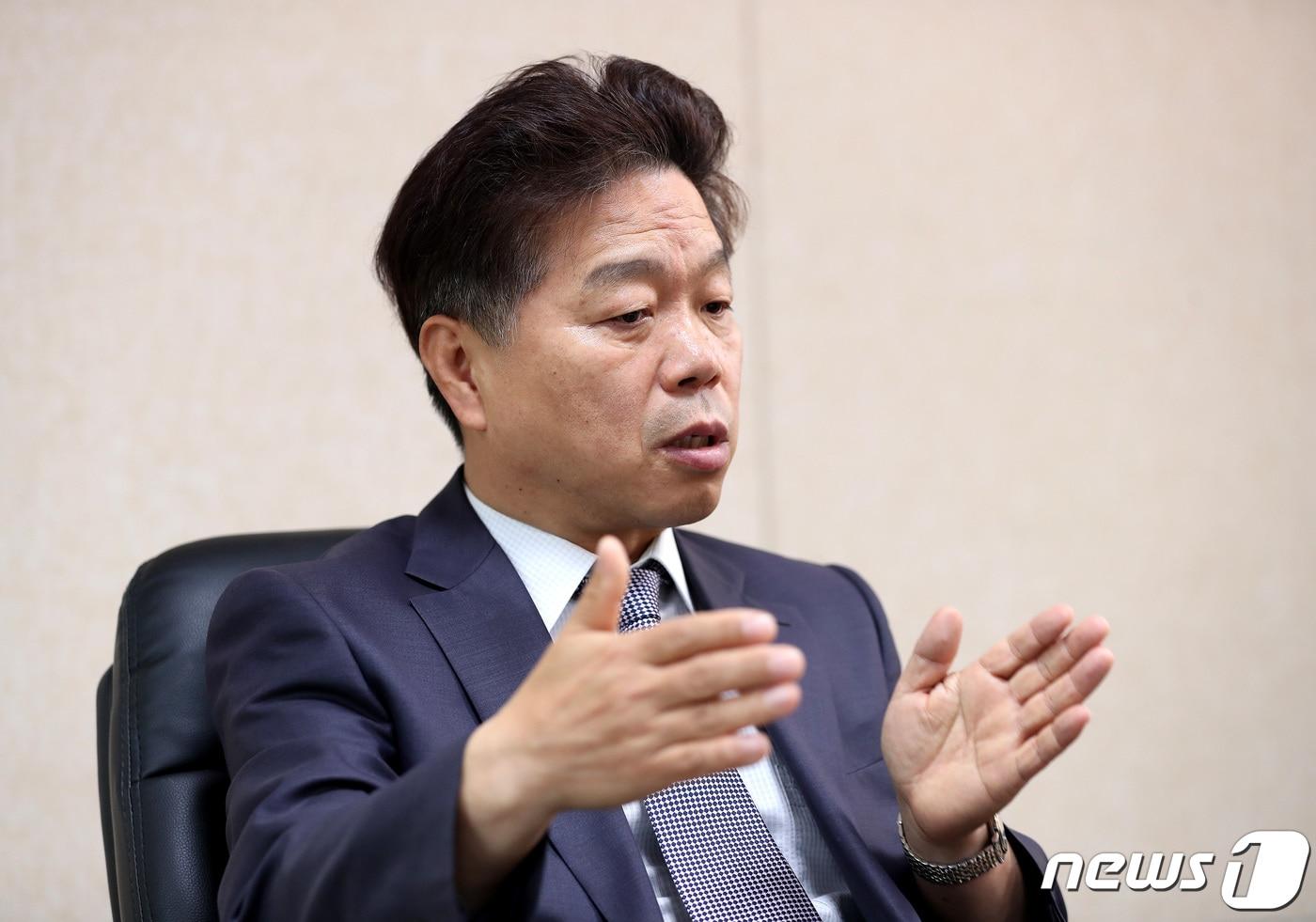 본문 이미지 - 강신일 대원국제중 교장이 지난 12일 서울 광진구 대원국제중학교 교장실에서 뉴스1과 인터뷰를 갖고 있다. 2020.6.12/뉴스1 ⓒ News1 박지혜 기자