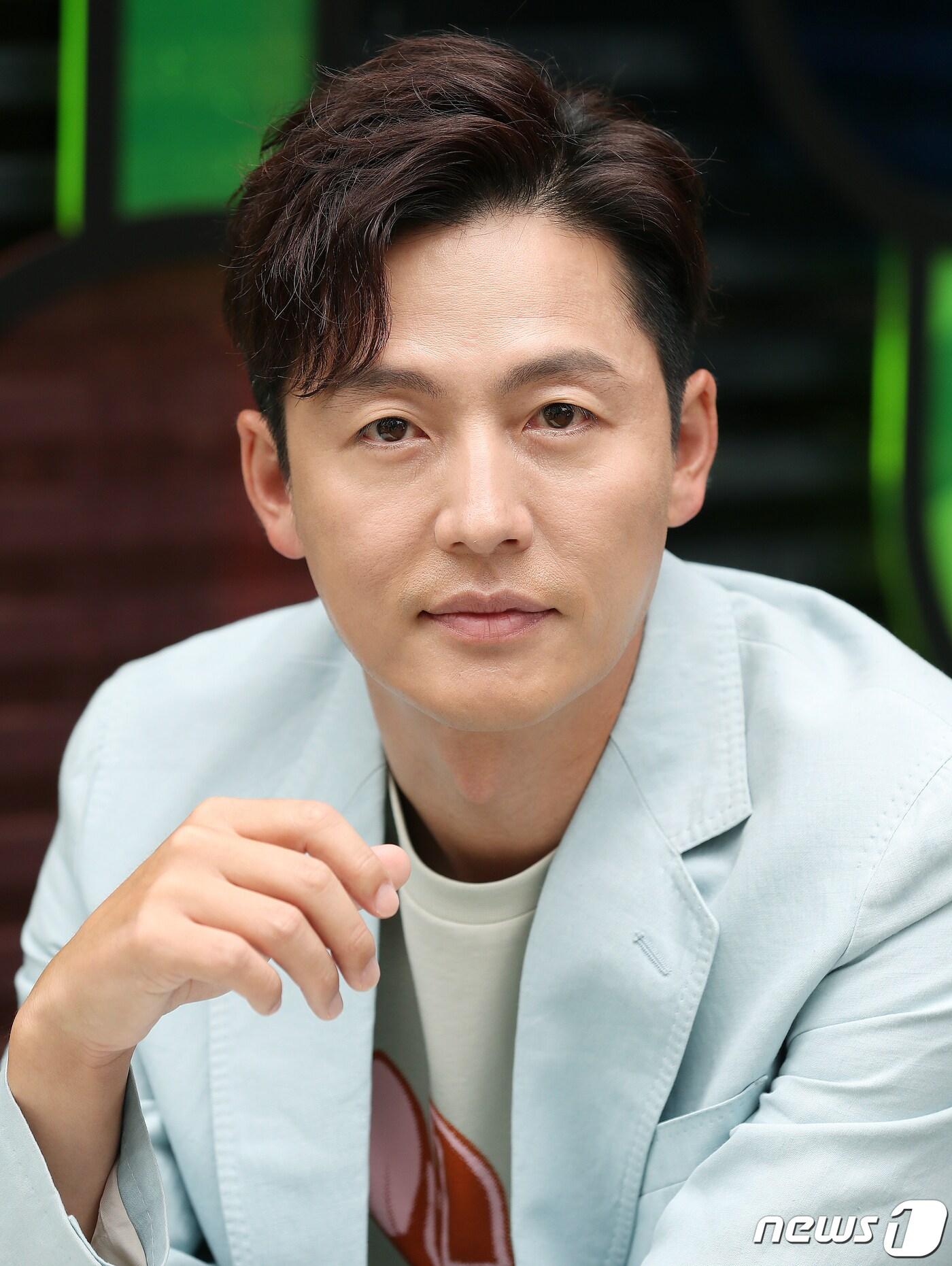 본문 이미지 - SBS 드라마 ‘더 킹 – 영원한 군주’에 출연 중인 배우 이정진이 12일 서울 마포구의 한 카페에서 열린 뉴스1과 인터뷰를 앞두고 포즈를 취하고 있다. 2020.6.12/뉴스1 ⓒ News1 김진환 기자
