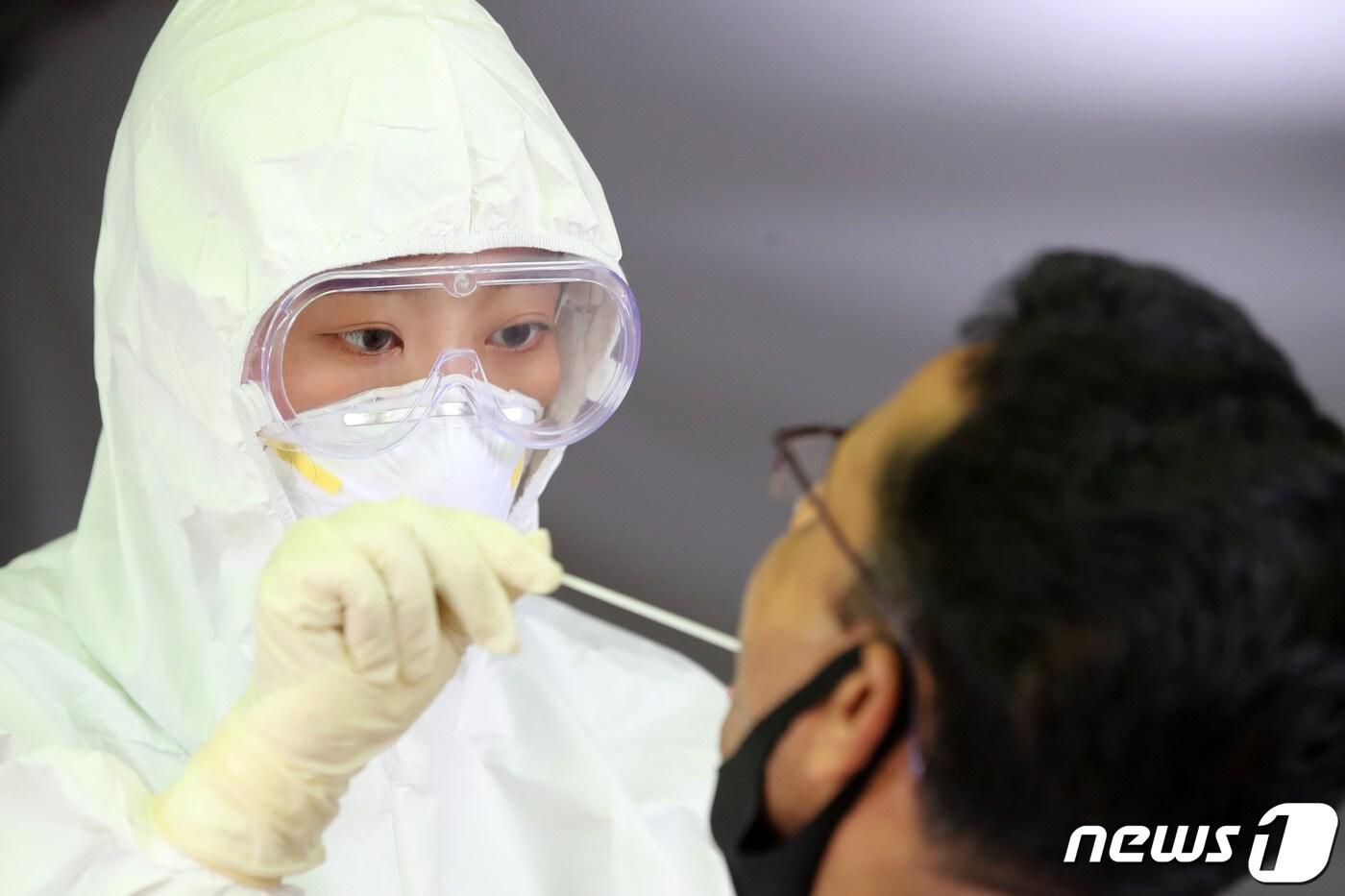 본문 이미지 - 의료진이 검체를 채취하고 있다./뉴스1 ⓒ News1 공정식 기자