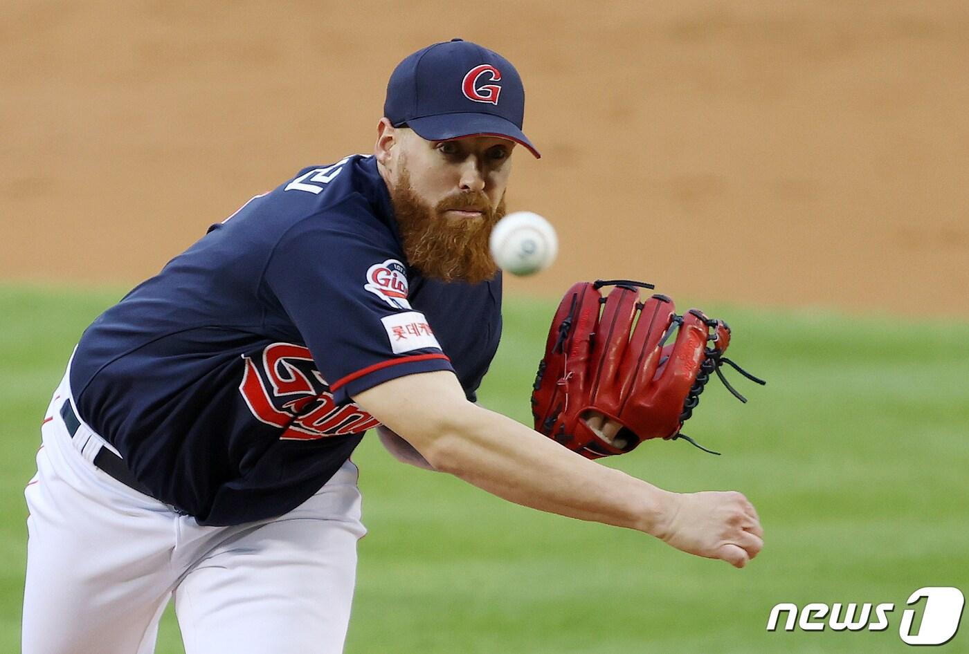 12일 오후 서울 송파구 잠실야구장에서 열린 '2020 프로야구 신한은행 SOL KBO리그' 롯데자이언츠와 LG트윈스의 경기에서 롯데 선발 스트레일리가 힘차게 공을 던지고 있다. 2020.6.12/뉴스1 ⓒ News1 김진환 기자