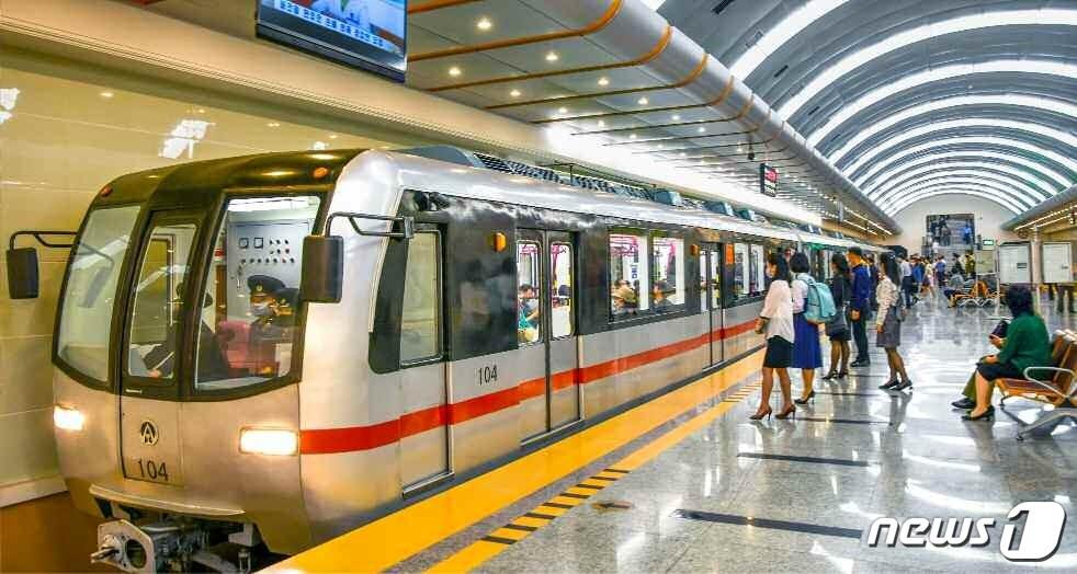 본문 이미지 - (평양 노동신문=뉴스1) = 북한 노동당 기관지 노동신문은 13일 '지하 평양이 젊어진다'라는 제목의 기사를 싣고 평양 시내 위치한 지하철역 내·외부 사진을 공개했다. 사진은 개선역 지하철에 탑승하는 북한 주민들. [국내에서만 사용가능. 재배포 금지. DB 금지. For Use Only in the Republic of Korea. Redistribution Prohibited] rodongphoto@news1.kr