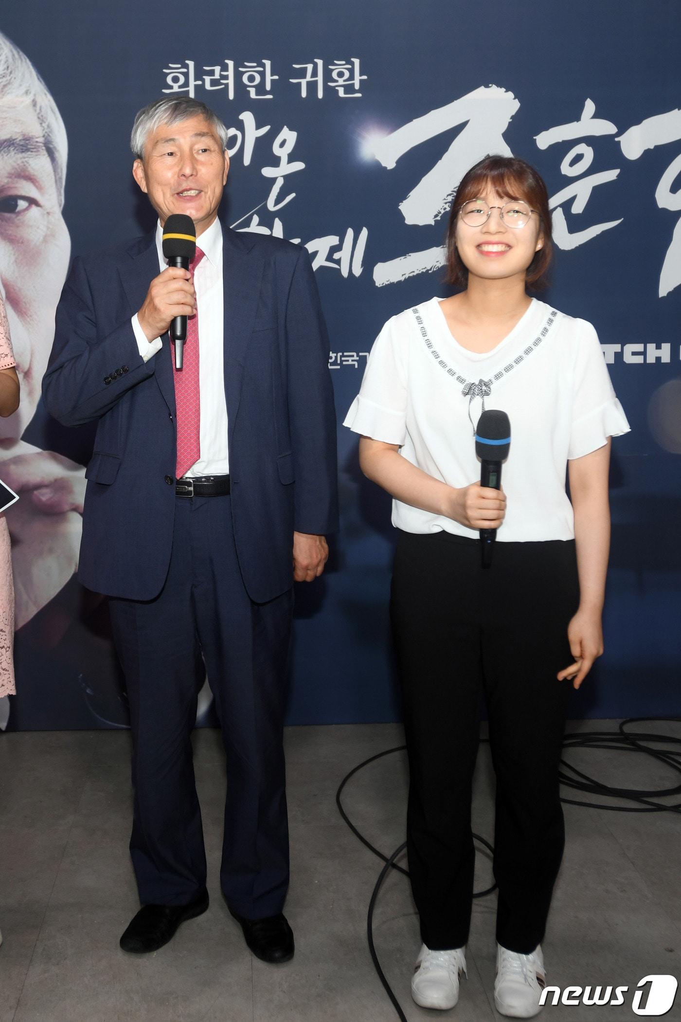 본문 이미지 - '돌아온 황제' 조훈현 9단(왼쪽)이 '바둑여제' 최정 9단과 복귀전을 치러 불계패했다. (한국기원 제공) ⓒ 뉴스1