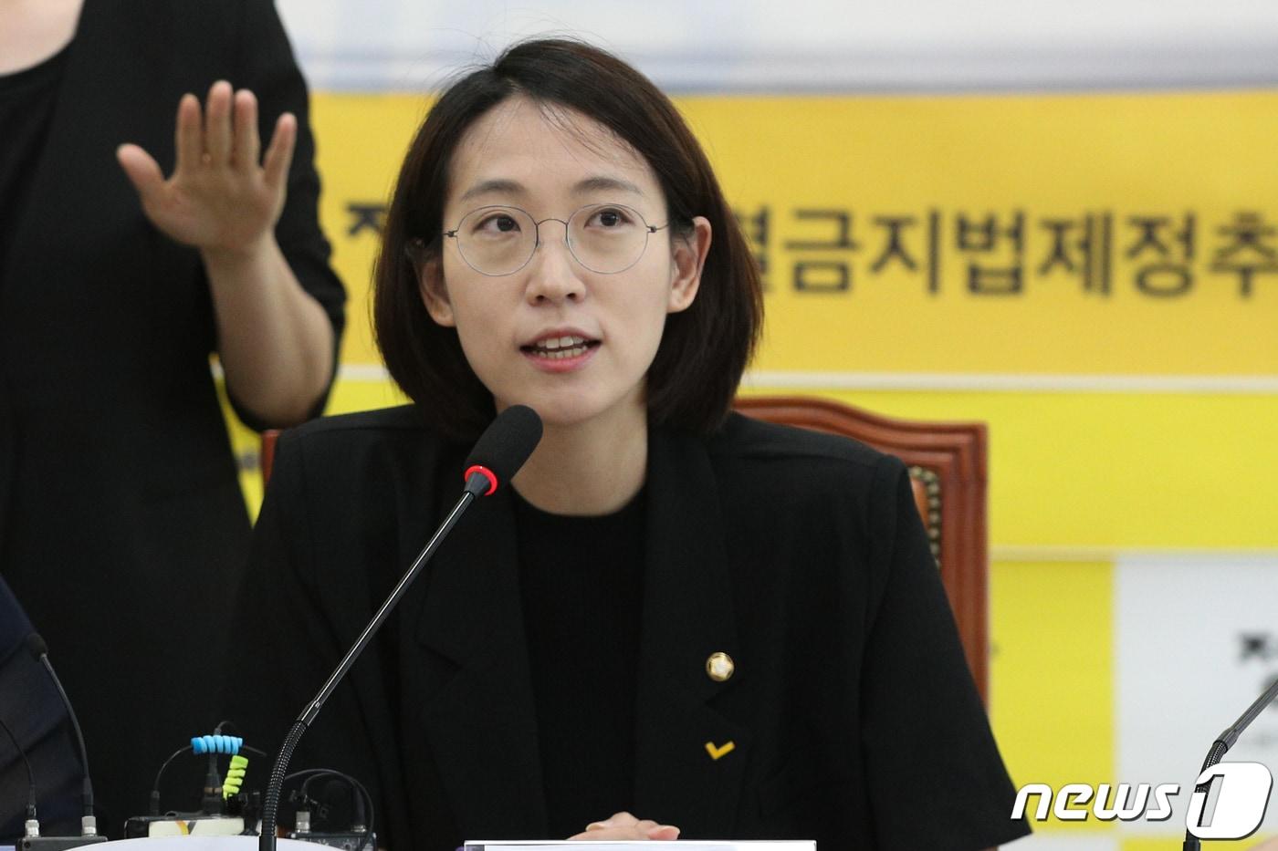 본문 이미지 - 장혜영 정의당 의원이 14일 서울 여의도 국회에서 열린 '차별금지법 제정 추진 기자회견'에서 발언을 하고 있다. 2020.6.14/뉴스1 ⓒ News1 성동훈 기자