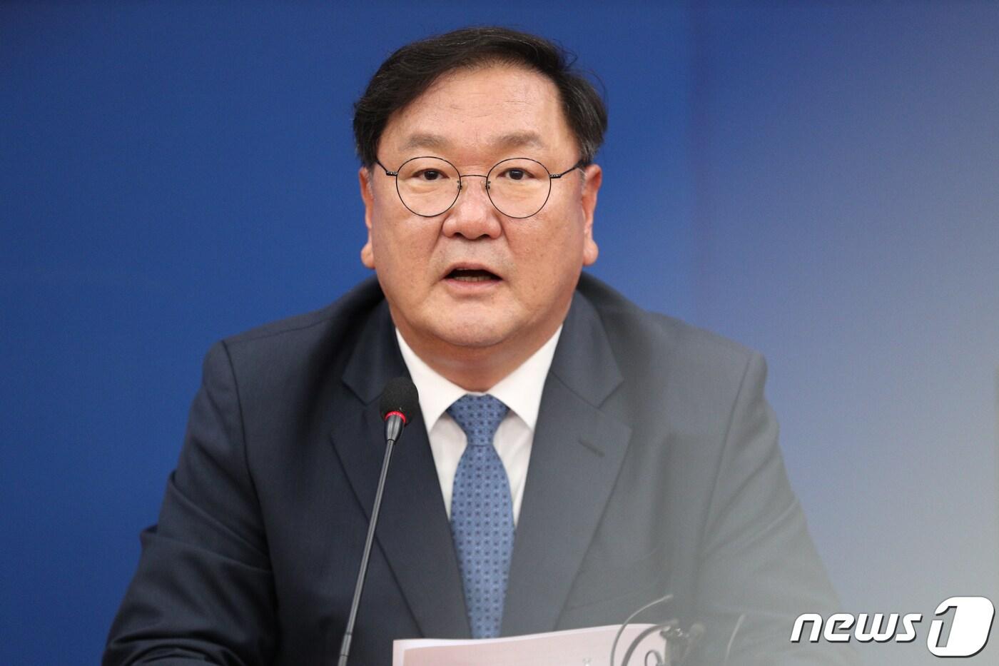 본문 이미지 - 김태년 더불어민주당 원내대표가 14일 서울 여의도 국회에서 기자간담회를 하고 있다. 2020.6.14/뉴스1 ⓒ News1 성동훈 기자